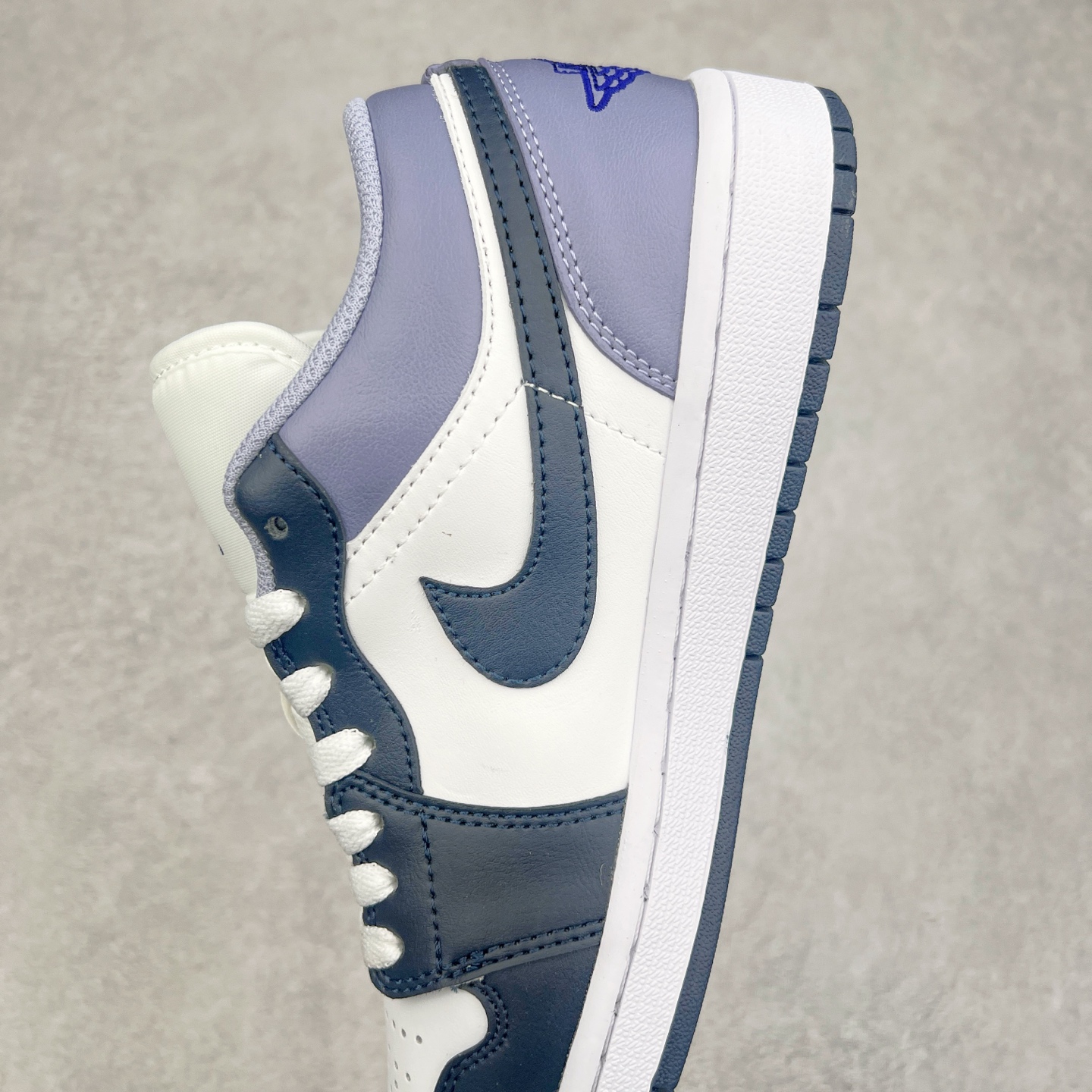 图片[7]-＃福利特价 Air Jordan AJ1 Low 低帮系列 百分百全新货品 零氧化发霉 给足利润空间操作 超乎所想的高性价比 原装楦头纸板开发 完美鞋型 超高清洁度 鞋型不臃肿别扭 原厂内置全掌气垫 A模大底 鞋舌AJ原厂专用牛津布 AJ专用反口珍珠布 原厂无杂质高弹内里海棉 特殊封边弹力鞋带 原鞋开模 拒绝公底 购置公司同步原材料 都有细节原汁原味 忠于原版 尺码：36 36.5 37.5 38 38.5 39 40 40.5 41 42 42.5 43 44 44.5 45 46-选品中心