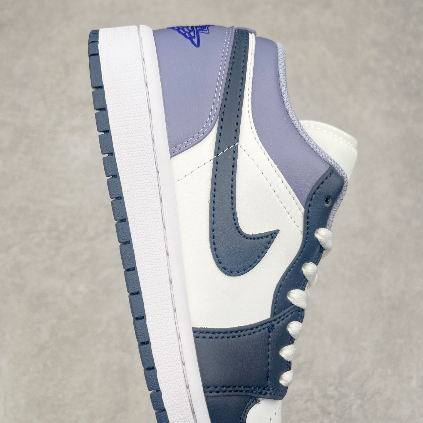 图片[6]-＃福利特价 Air Jordan AJ1 Low 低帮系列 百分百全新货品 零氧化发霉 给足利润空间操作 超乎所想的高性价比 原装楦头纸板开发 完美鞋型 超高清洁度 鞋型不臃肿别扭 原厂内置全掌气垫 A模大底 鞋舌AJ原厂专用牛津布 AJ专用反口珍珠布 原厂无杂质高弹内里海棉 特殊封边弹力鞋带 原鞋开模 拒绝公底 购置公司同步原材料 都有细节原汁原味 忠于原版 尺码：36 36.5 37.5 38 38.5 39 40 40.5 41 42 42.5 43 44 44.5 45 46-选品中心