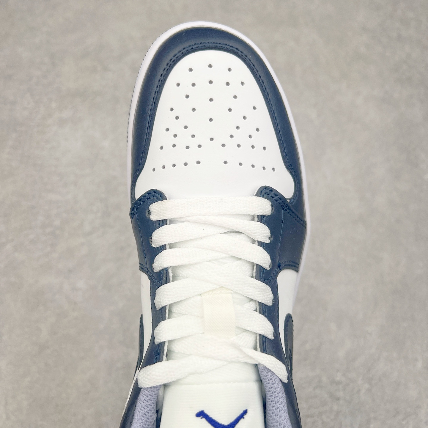 图片[4]-＃福利特价 Air Jordan AJ1 Low 低帮系列 百分百全新货品 零氧化发霉 给足利润空间操作 超乎所想的高性价比 原装楦头纸板开发 完美鞋型 超高清洁度 鞋型不臃肿别扭 原厂内置全掌气垫 A模大底 鞋舌AJ原厂专用牛津布 AJ专用反口珍珠布 原厂无杂质高弹内里海棉 特殊封边弹力鞋带 原鞋开模 拒绝公底 购置公司同步原材料 都有细节原汁原味 忠于原版 尺码：36 36.5 37.5 38 38.5 39 40 40.5 41 42 42.5 43 44 44.5 45 46-选品中心