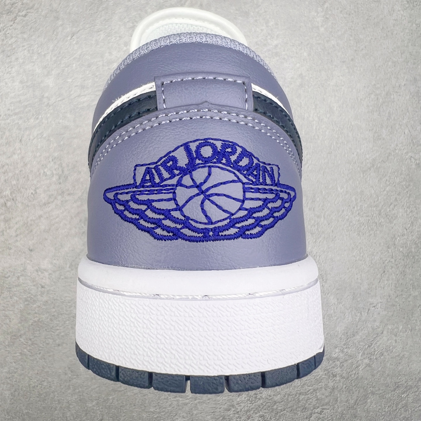 图片[8]-＃福利特价 Air Jordan AJ1 Low 低帮系列 百分百全新货品 零氧化发霉 给足利润空间操作 超乎所想的高性价比 原装楦头纸板开发 完美鞋型 超高清洁度 鞋型不臃肿别扭 原厂内置全掌气垫 A模大底 鞋舌AJ原厂专用牛津布 AJ专用反口珍珠布 原厂无杂质高弹内里海棉 特殊封边弹力鞋带 原鞋开模 拒绝公底 购置公司同步原材料 都有细节原汁原味 忠于原版 尺码：36 36.5 37.5 38 38.5 39 40 40.5 41 42 42.5 43 44 44.5 45 46-选品中心