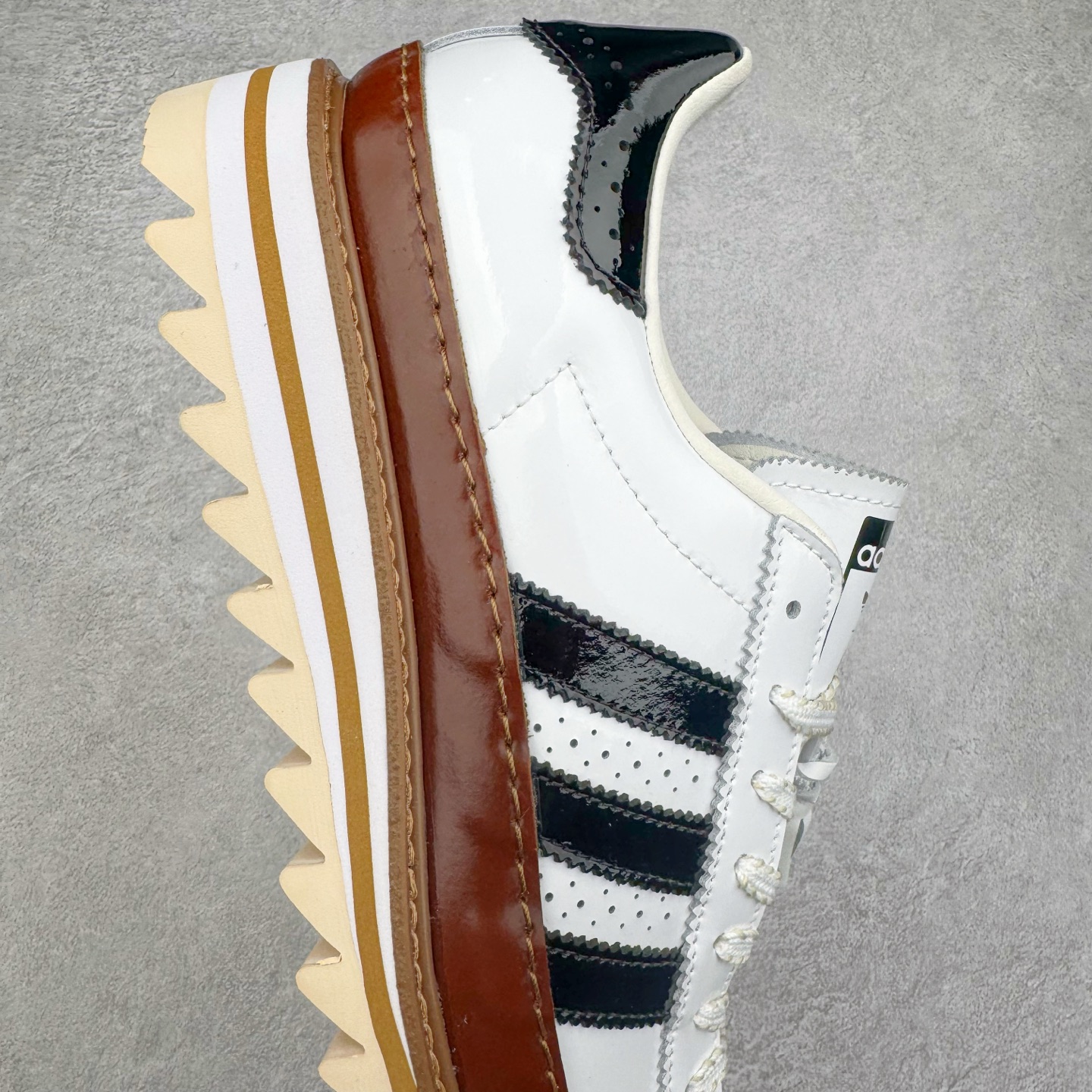 图片[6]-＃特价福利 Clot x AD Superstar “Cloud White”联名圆头舒适耐磨低帮贝壳头板鞋 白棕 货号：IH3132 2023年10月，香港潮牌Clot在纪念20周年2024年春夏时装秀推出将与Adidas再一次合作，这也是联合创始人陈冠希和Adidas在首次合作十多年后再次联手。全新合作特别之处CLOT对标志性的Adidas Superstar系列鞋款进行独特诠释。定于2024年2月23日推出Clot x Adidas Superstar “Cloud White”以云白色、核心黑色和水晶沙的时尚色调组合，采用预科生风格，配有白色皮革鞋身，饰有透气孔以增强透气性，并辅以标志性的贝壳鞋头，其他细节包括侧面的黑色三条纹、联名鞋舌标签和鞋跟标签，而且这款运动鞋采用堆叠式白色和棕褐色中底，为经典巨星增添了独特的风格，最后以奶油色凹槽橡胶外底，确保耐用性和牵引力。这个设计毫不费力地将传统与创新结合在一起。尺码：36 36.5 37.5 38 38.5 39 40 40.5 41 42 42.5 43 44 44.5 45 46-选品中心