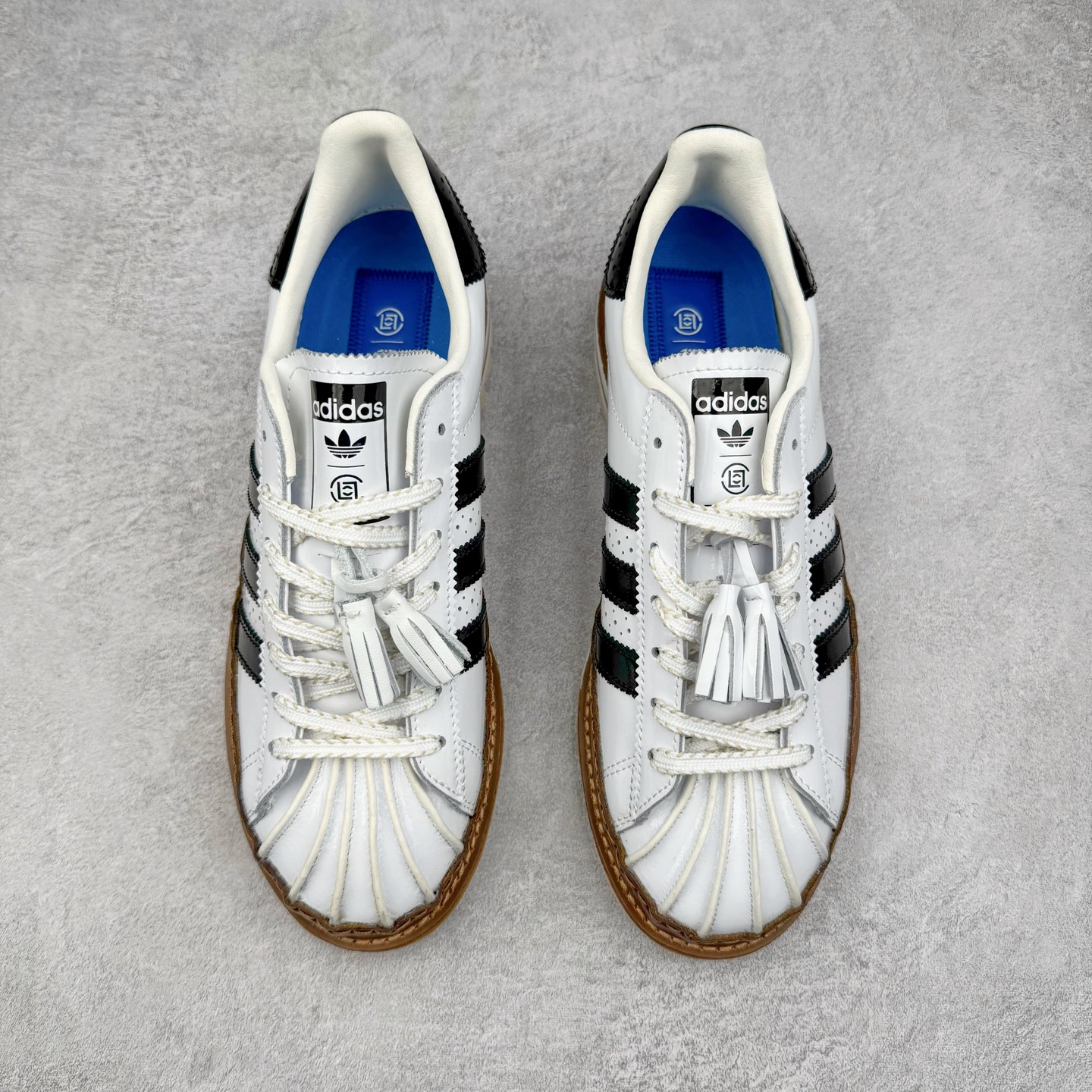 图片[2]-＃特价福利 Clot x AD Superstar “Cloud White”联名圆头舒适耐磨低帮贝壳头板鞋 白棕 货号：IH3132 2023年10月，香港潮牌Clot在纪念20周年2024年春夏时装秀推出将与Adidas再一次合作，这也是联合创始人陈冠希和Adidas在首次合作十多年后再次联手。全新合作特别之处CLOT对标志性的Adidas Superstar系列鞋款进行独特诠释。定于2024年2月23日推出Clot x Adidas Superstar “Cloud White”以云白色、核心黑色和水晶沙的时尚色调组合，采用预科生风格，配有白色皮革鞋身，饰有透气孔以增强透气性，并辅以标志性的贝壳鞋头，其他细节包括侧面的黑色三条纹、联名鞋舌标签和鞋跟标签，而且这款运动鞋采用堆叠式白色和棕褐色中底，为经典巨星增添了独特的风格，最后以奶油色凹槽橡胶外底，确保耐用性和牵引力。这个设计毫不费力地将传统与创新结合在一起。尺码：36 36.5 37.5 38 38.5 39 40 40.5 41 42 42.5 43 44 44.5 45 46-选品中心