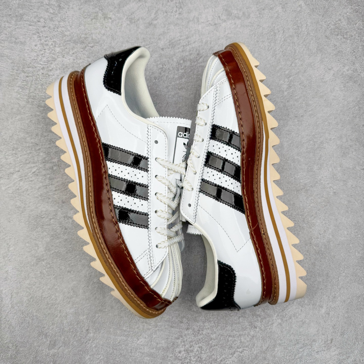 图片[3]-＃特价福利 Clot x AD Superstar “Cloud White”联名圆头舒适耐磨低帮贝壳头板鞋 白棕 货号：IH3132 2023年10月，香港潮牌Clot在纪念20周年2024年春夏时装秀推出将与Adidas再一次合作，这也是联合创始人陈冠希和Adidas在首次合作十多年后再次联手。全新合作特别之处CLOT对标志性的Adidas Superstar系列鞋款进行独特诠释。定于2024年2月23日推出Clot x Adidas Superstar “Cloud White”以云白色、核心黑色和水晶沙的时尚色调组合，采用预科生风格，配有白色皮革鞋身，饰有透气孔以增强透气性，并辅以标志性的贝壳鞋头，其他细节包括侧面的黑色三条纹、联名鞋舌标签和鞋跟标签，而且这款运动鞋采用堆叠式白色和棕褐色中底，为经典巨星增添了独特的风格，最后以奶油色凹槽橡胶外底，确保耐用性和牵引力。这个设计毫不费力地将传统与创新结合在一起。尺码：36 36.5 37.5 38 38.5 39 40 40.5 41 42 42.5 43 44 44.5 45 46-选品中心