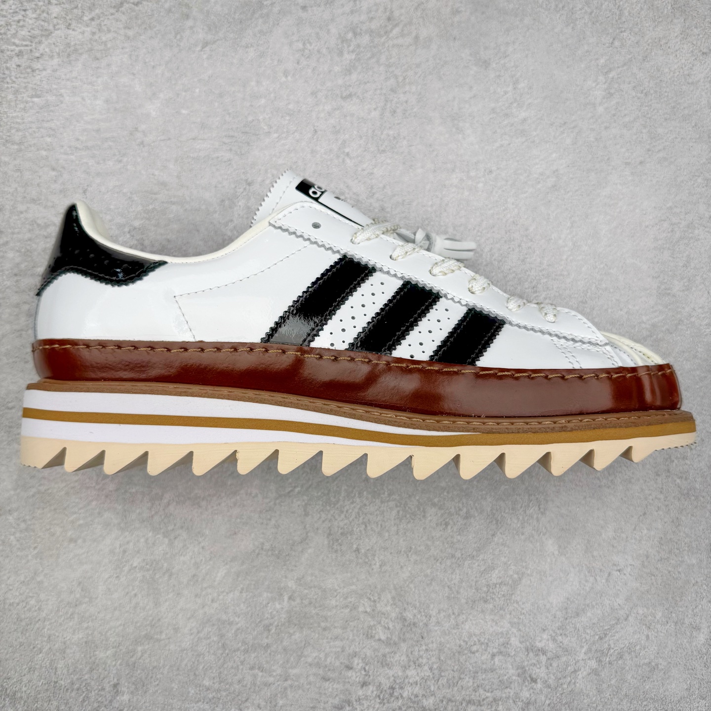 ＃特价福利 Clot x AD Superstar “Cloud White”联名圆头舒适耐磨低帮贝壳头板鞋 白棕 货号：IH3132 2023年10月，香港潮牌Clot在纪念20周年2024年春夏时装秀推出将与Adidas再一次合作，这也是联合创始人陈冠希和Adidas在首次合作十多年后再次联手。全新合作特别之处CLOT对标志性的Adidas Superstar系列鞋款进行独特诠释。定于2024年2月23日推出Clot x Adidas Superstar “Cloud White”以云白色、核心黑色和水晶沙的时尚色调组合，采用预科生风格，配有白色皮革鞋身，饰有透气孔以增强透气性，并辅以标志性的贝壳鞋头，其他细节包括侧面的黑色三条纹、联名鞋舌标签和鞋跟标签，而且这款运动鞋采用堆叠式白色和棕褐色中底，为经典巨星增添了独特的风格，最后以奶油色凹槽橡胶外底，确保耐用性和牵引力。这个设计毫不费力地将传统与创新结合在一起。尺码：36 36.5 37.5 38 38.5 39 40 40.5 41 42 42.5 43 44 44.5 45 46-选品中心