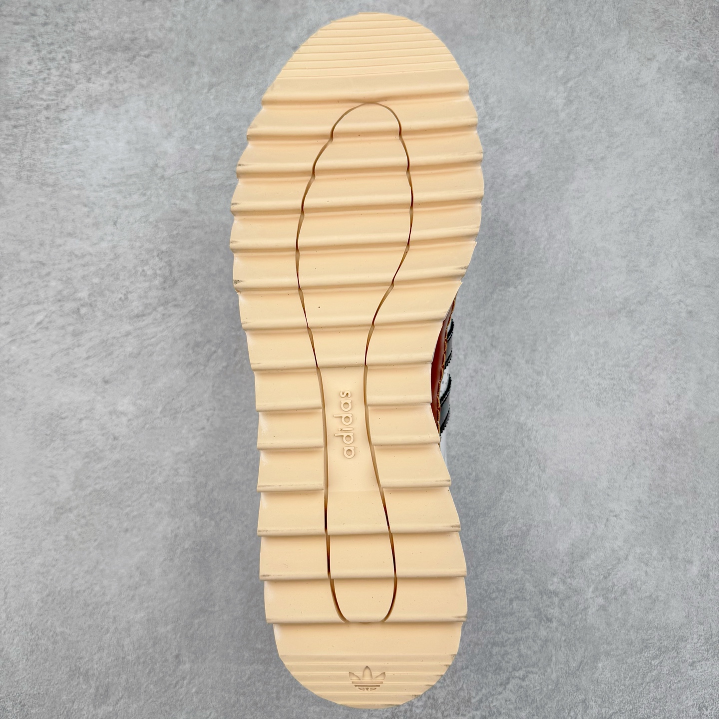 图片[9]-＃特价福利 Clot x AD Superstar “Cloud White”联名圆头舒适耐磨低帮贝壳头板鞋 白棕 货号：IH3132 2023年10月，香港潮牌Clot在纪念20周年2024年春夏时装秀推出将与Adidas再一次合作，这也是联合创始人陈冠希和Adidas在首次合作十多年后再次联手。全新合作特别之处CLOT对标志性的Adidas Superstar系列鞋款进行独特诠释。定于2024年2月23日推出Clot x Adidas Superstar “Cloud White”以云白色、核心黑色和水晶沙的时尚色调组合，采用预科生风格，配有白色皮革鞋身，饰有透气孔以增强透气性，并辅以标志性的贝壳鞋头，其他细节包括侧面的黑色三条纹、联名鞋舌标签和鞋跟标签，而且这款运动鞋采用堆叠式白色和棕褐色中底，为经典巨星增添了独特的风格，最后以奶油色凹槽橡胶外底，确保耐用性和牵引力。这个设计毫不费力地将传统与创新结合在一起。尺码：36 36.5 37.5 38 38.5 39 40 40.5 41 42 42.5 43 44 44.5 45 46-选品中心