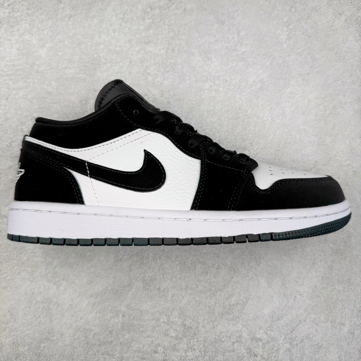 ＃福利特价 Air Jordan AJ1 Low 低帮系列 百分百全新货品 零氧化发霉 给足利润空间操作 超乎所想的高性价比 原装楦头纸板开发 完美鞋型 超高清洁度 鞋型不臃肿别扭 原厂内置全掌气垫 A模大底 鞋舌AJ原厂专用牛津布 AJ专用反口珍珠布 原厂无杂质高弹内里海棉 特殊封边弹力鞋带 原鞋开模 拒绝公底 购置公司同步原材料 都有细节原汁原味 忠于原版 尺码：36 36.5 37.5 38 38.5 39 40 40.5 41 42 42.5 43 44 44.5 45 46-选品中心