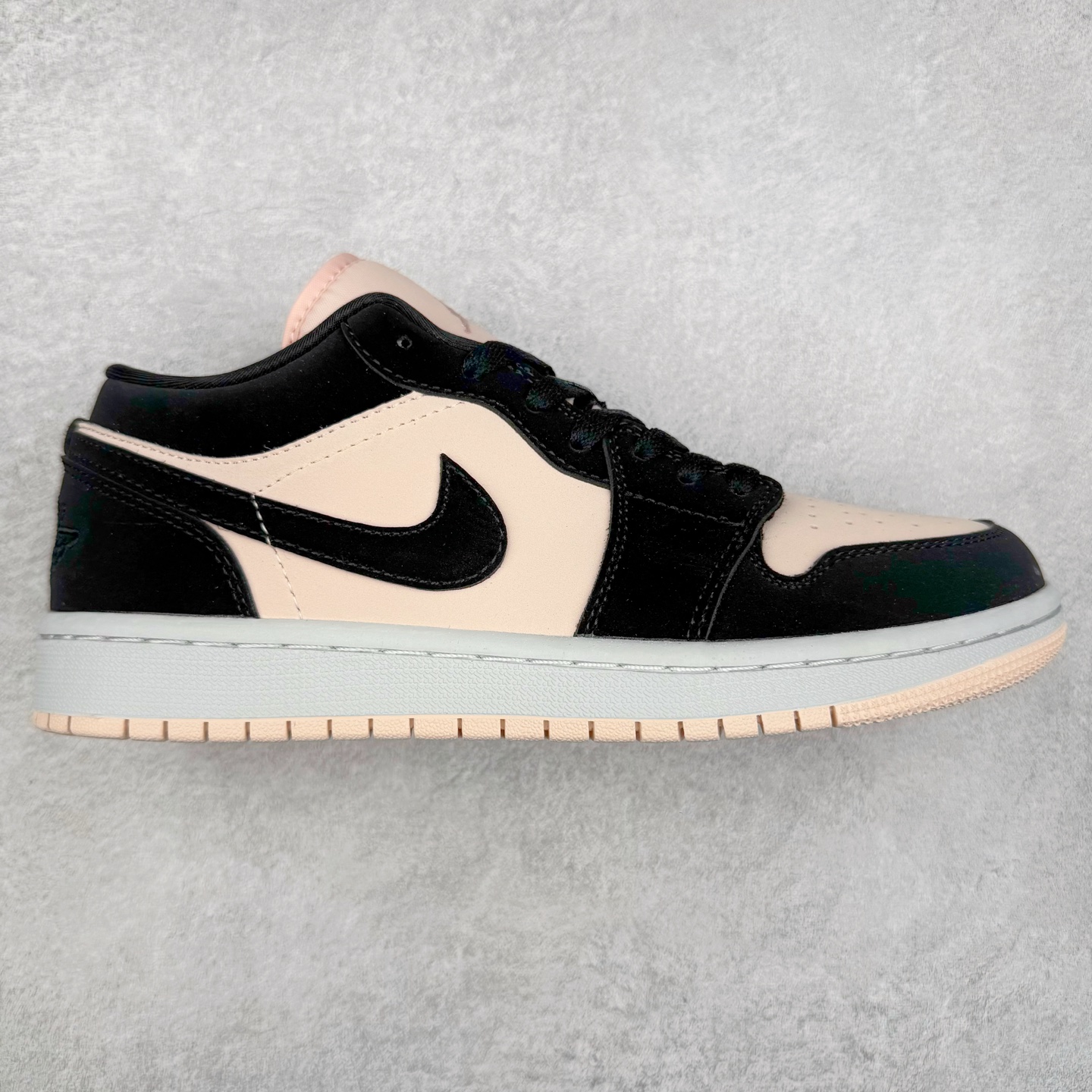 ＃福利特价 Air Jordan AJ1 Low 低帮系列 百分百全新货品 零氧化发霉 给足利润空间操作 超乎所想的高性价比 原装楦头纸板开发 完美鞋型 超高清洁度 鞋型不臃肿别扭 原厂内置全掌气垫 A模大底 鞋舌AJ原厂专用牛津布 AJ专用反口珍珠布 原厂无杂质高弹内里海棉 特殊封边弹力鞋带 原鞋开模 拒绝公底 购置公司同步原材料 都有细节原汁原味 忠于原版 尺码：36 36.5 37.5 38 38.5 39 40 40.5 41 42 42.5 43 44 44.5 45 46-选品中心