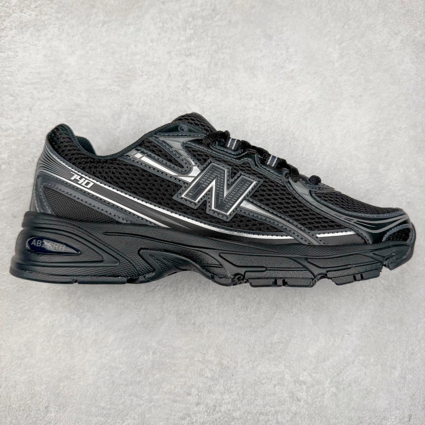 ＃DT纯原 New Balance MR740 NB新百伦系列复古老爹风休闲运动慢跑鞋 采用轻质牛剖革拼接透气网眼衬垫织物鞋面材质 T-Beam大底提供足步弓支撑 保持步态稳定#后跟搭载外露缓震胶 鞋身整体以各种深浅不一的灰色覆盖 鞋头以淡蓝色调装饰，网眼衬垫通过不规律的色块实现做旧的美感 泛黄的鞋底更是进一步增添了复古气息 尺码：36 37 37.5 38 38.5 39.5 40 40.5 41.5 42 42.5 43 44 44.5 45-选品中心