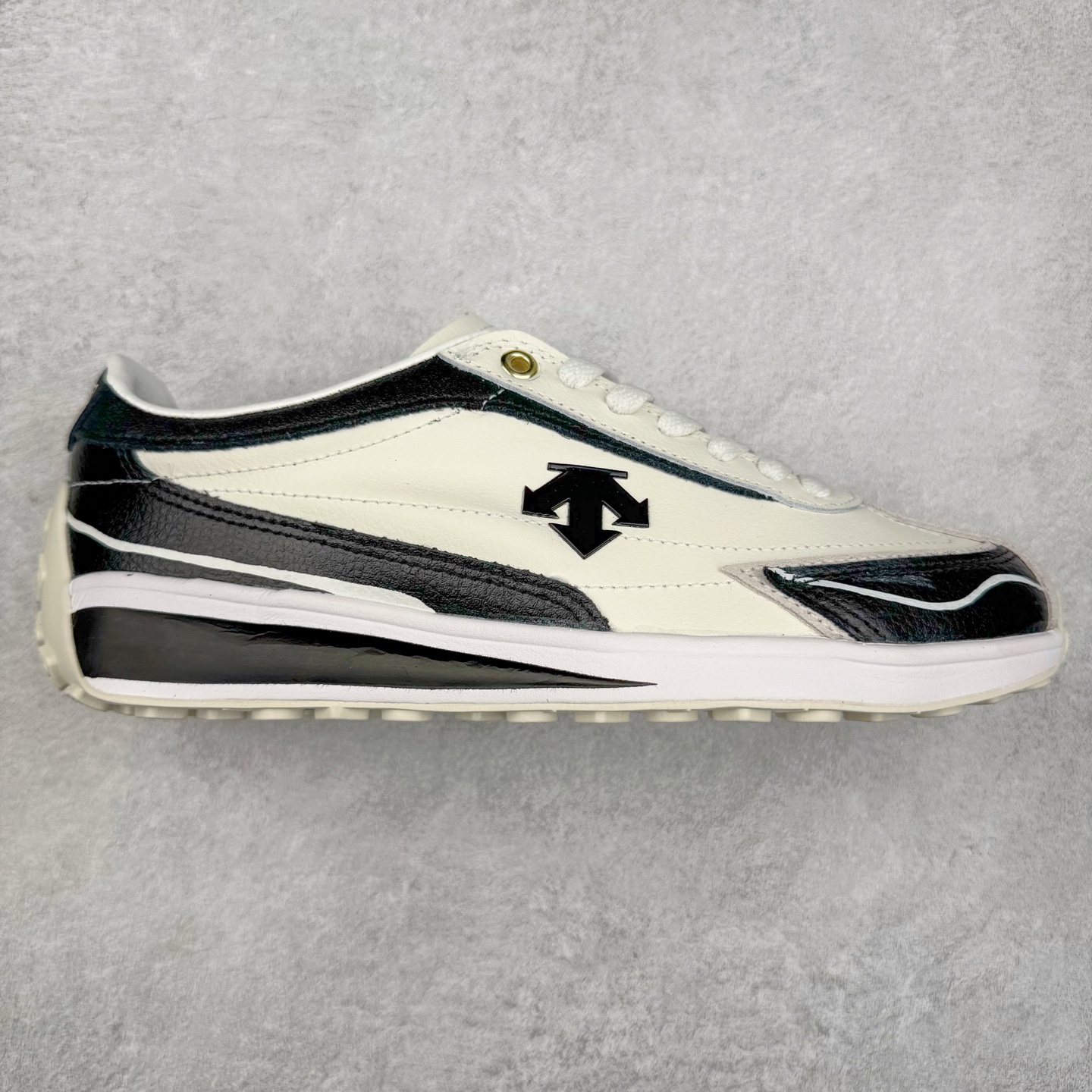 DESCENTE Sport Style Chron Racer迪桑特舒适百搭防滑耐磨低帮生活休闲鞋 是一款集复古与现代于一体的低帮跑步鞋 简洁的牛皮鞋面不仅彰显出时尚的质感 还适用于多种场合的穿搭 这款鞋子的透气性能极佳 轻质弹性鞋底则提供了良好的舒适度和耐磨性 使你在行走或跑步时都能感受到脚底的柔软与支撑 尺码：36 36.5 37.5 38 38.5 39 40 40.5 41 42 42.5 43 44 44.5 45-选品中心