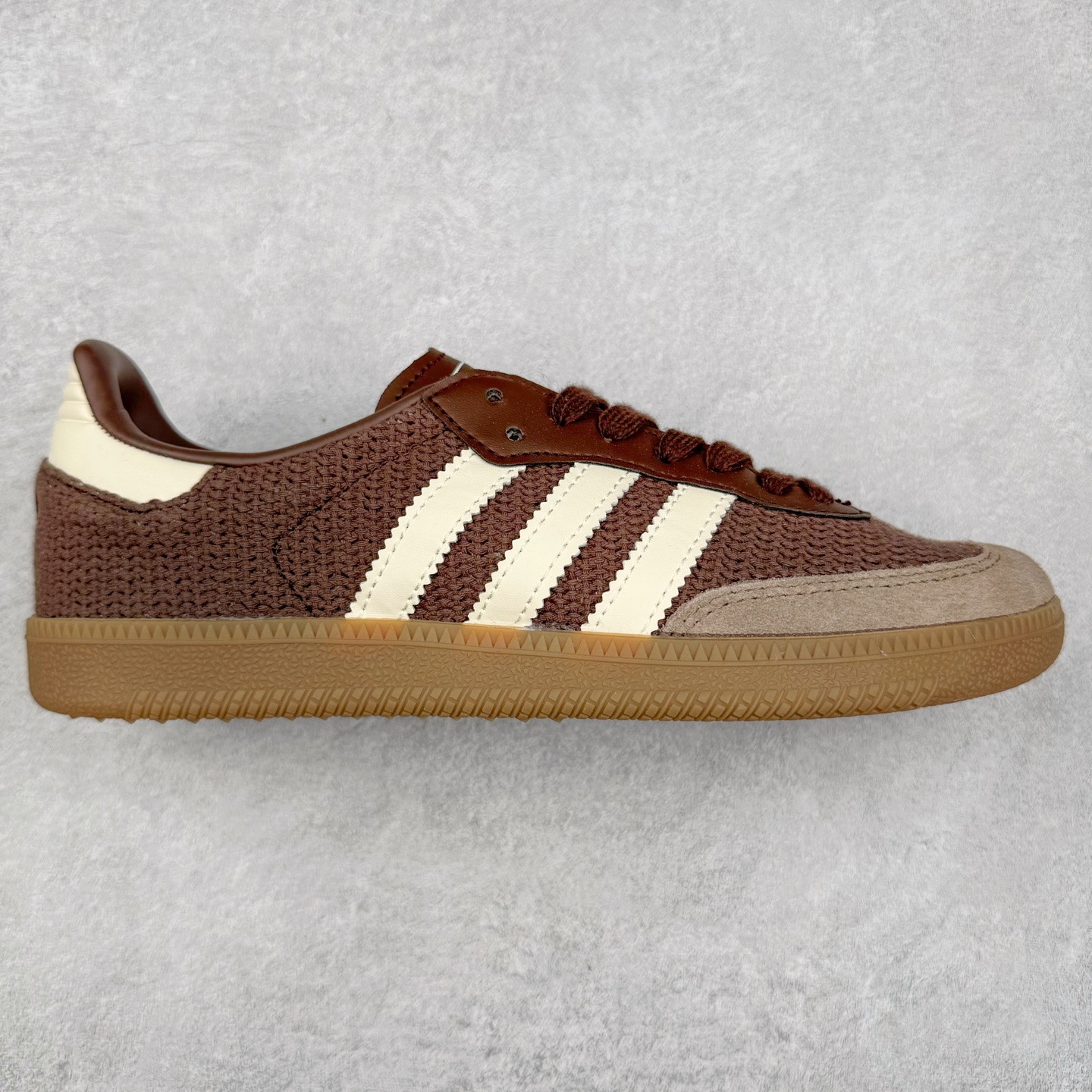 AD Original Samba OG 复古经典轻便板鞋 JI3184 这款桑巴鞋展示了高质量的工艺 带有装饰的超锁缝制和无缝的手感 柔软、柔软的皮革造型和标志性的3条纹完成了精致的外观 正规合身鞋带 鞋面上有绒面鞋垫 橡胶鞋底 享受正畸套筒软感 自50年代首次亮相以来就一直在赢得粉丝的青睐 尺码：36 36.5 37.5 38 38.5 39 40 40.5 41 42 42.5 43 44 44.5 45-选品中心