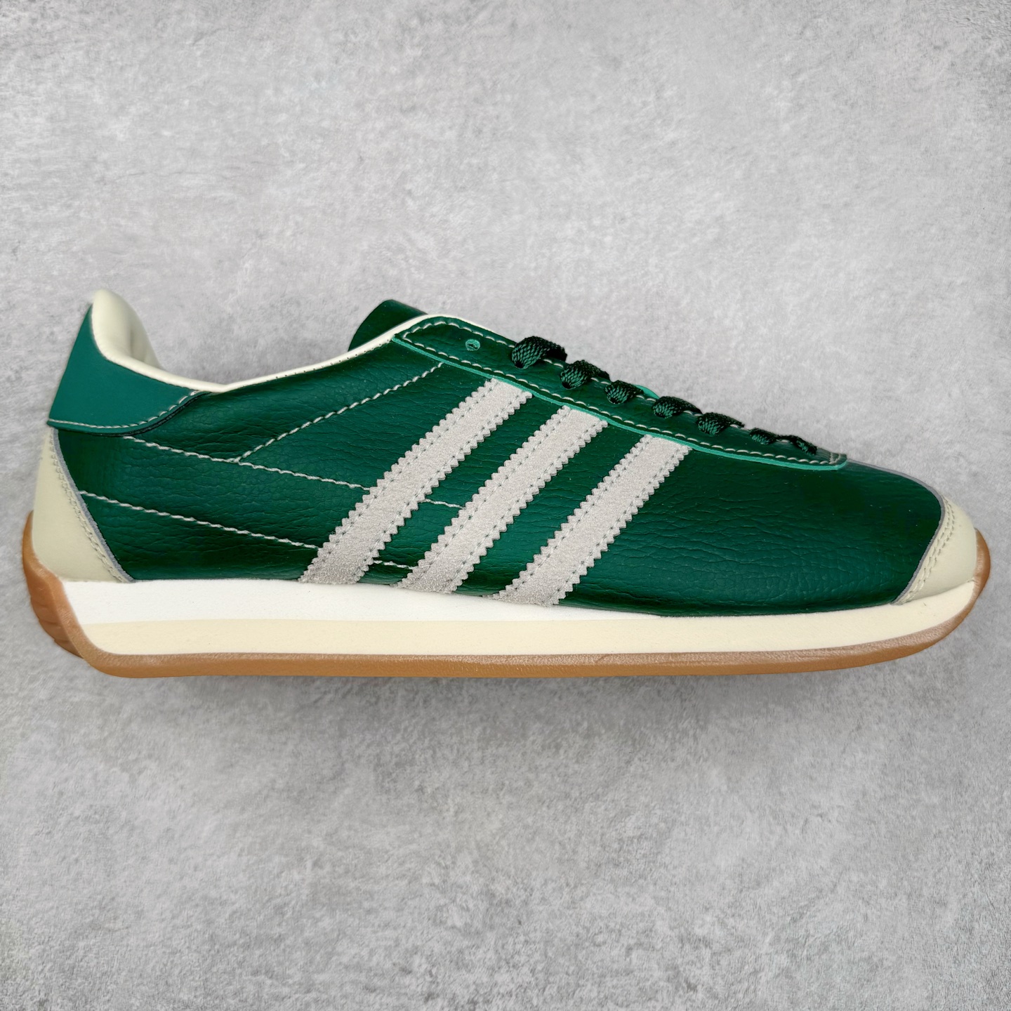 AD Originals Country Low OG 日产系列低帮经典复古德训阿甘风休闲运动慢跑鞋 IE3939今年崛起的复古款球鞋基本都围绕在Samba、Gazelle这些室内训练鞋上，不得不说，做复古球鞋是真的有一手。今天新带来的款式介绍为Adidas Country OG系列，有关注日区球鞋店铺的朋友在这几日应该能经常注意到它。鞋头部分还是类德训样式，有着麂皮区域作为装饰。但是鞋跟屁股呈微妙的弧形，搭载的都是棕色的橡胶底。现已有银蓝配色、白绿配色和黑白配色等多种颜色推出。黑色款不张扬，低调百搭；白绿配色永不踩雷；银蓝配色有没有Wales Booner x Samba的味道。尺码：36 36⅔ 37⅓ 38 38⅔ 39⅓ 40 40⅔ 41⅓ 42 42⅔ 43⅓ 44 44⅔ 45-选品中心