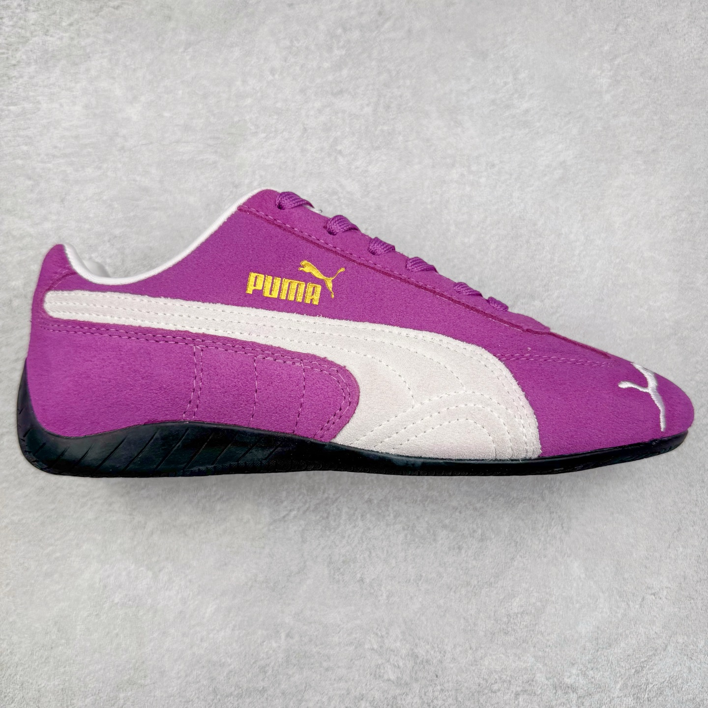 ＃TG特价福利 PUMA Speedca OG 彪马极速赛车系列低帮德训风拼接复古百搭休闲运动赛车鞋 鞋款从80、90年代赛车手所穿的防火赛车鞋为原型，鞋身线条模仿了赛车的流线廓形，体现了空气动力学原理的结构。简约流畅的外观，恰好又和贯穿其中的Formstrip Logo融合恰到好处，视觉上细节丰富且协调。本次Speedcat OG鞋款归来，最大看点自然式保留了窄版鞋型以及薄底构造。这两年各品牌鞋底越做越厚，Speedcat反其道而行之，上脚几乎无鞋底的效果带来耳目一新的视觉体验。鞋面依旧是以质感细腻的麂皮材质打造，并且大面积近乎全包裹的使用，复古味道也愈发浓烈。配色上更是将最原始的黑色和红色带回，向F1赛车队的标志性队服致敬。相信让各位一眼种草的更多是出挑的大红色，上脚即可瞬间点亮整体造型，在以球鞋为核心的OOTD中脱颖而出。而另一款黑色则是低调的万金油，彰显新潮个性的同时又不喧宾夺主，也是热爱简约系穿搭朋友的首选。 尺码：35.5 36 37 37.5 38 38.5 39 40 40.5 41 42 42.5 43 44 44.5 45-选品中心