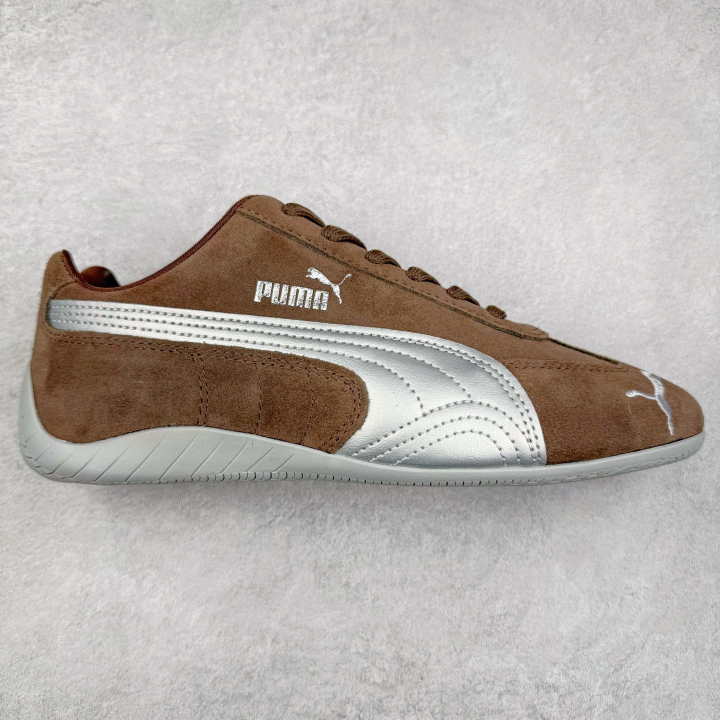 ＃TG特价福利 PUMA Speedca OG 彪马极速赛车系列低帮德训风拼接复古百搭休闲运动赛车鞋 鞋款从80、90年代赛车手所穿的防火赛车鞋为原型，鞋身线条模仿了赛车的流线廓形，体现了空气动力学原理的结构。简约流畅的外观，恰好又和贯穿其中的Formstrip Logo融合恰到好处，视觉上细节丰富且协调。本次Speedcat OG鞋款归来，最大看点自然式保留了窄版鞋型以及薄底构造。这两年各品牌鞋底越做越厚，Speedcat反其道而行之，上脚几乎无鞋底的效果带来耳目一新的视觉体验。鞋面依旧是以质感细腻的麂皮材质打造，并且大面积近乎全包裹的使用，复古味道也愈发浓烈。配色上更是将最原始的黑色和红色带回，向F1赛车队的标志性队服致敬。相信让各位一眼种草的更多是出挑的大红色，上脚即可瞬间点亮整体造型，在以球鞋为核心的OOTD中脱颖而出。而另一款黑色则是低调的万金油，彰显新潮个性的同时又不喧宾夺主，也是热爱简约系穿搭朋友的首选。 尺码：35.5 36 37 37.5 38 38.5 39 40 40.5 41 42 42.5 43 44 44.5 45-选品中心