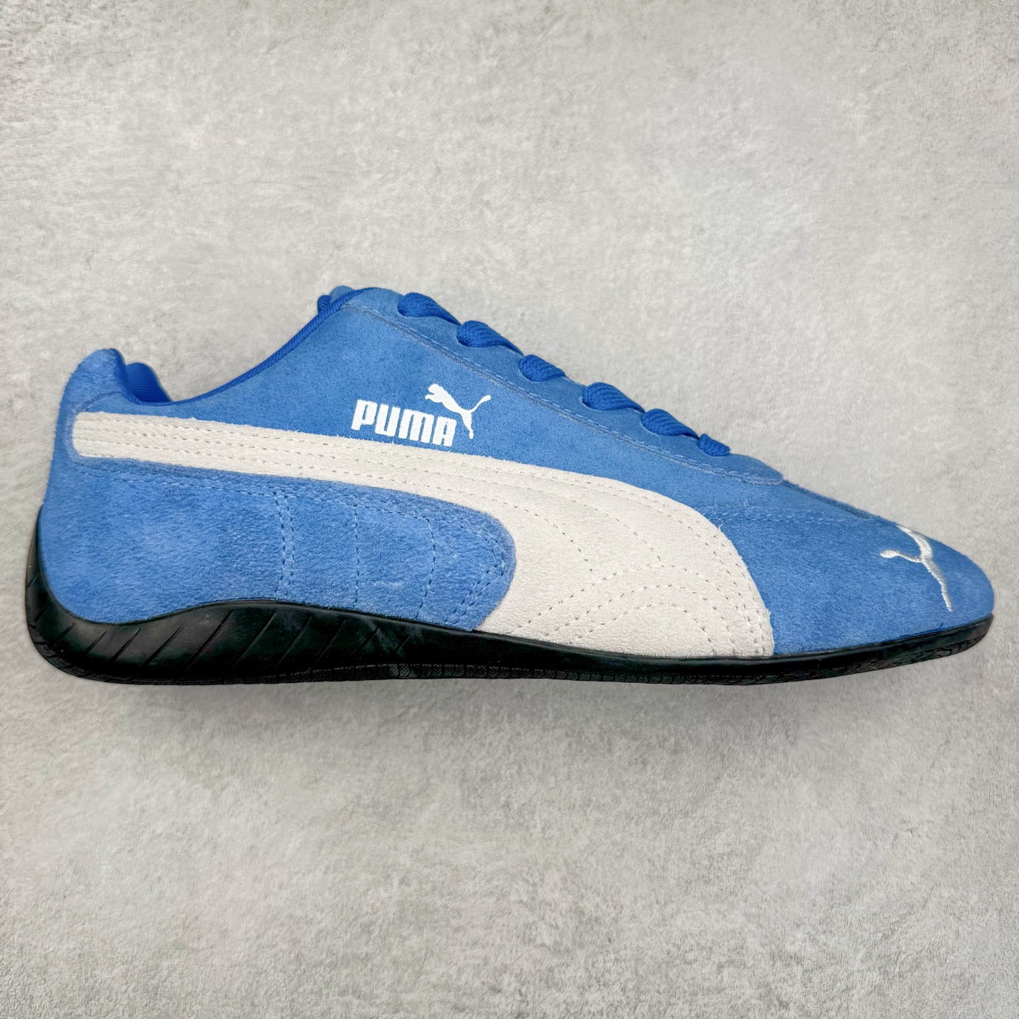 ＃TG特价福利 PUMA Speedca OG 彪马极速赛车系列低帮德训风拼接复古百搭休闲运动赛车鞋 鞋款从80、90年代赛车手所穿的防火赛车鞋为原型，鞋身线条模仿了赛车的流线廓形，体现了空气动力学原理的结构。简约流畅的外观，恰好又和贯穿其中的Formstrip Logo融合恰到好处，视觉上细节丰富且协调。本次Speedcat OG鞋款归来，最大看点自然式保留了窄版鞋型以及薄底构造。这两年各品牌鞋底越做越厚，Speedcat反其道而行之，上脚几乎无鞋底的效果带来耳目一新的视觉体验。鞋面依旧是以质感细腻的麂皮材质打造，并且大面积近乎全包裹的使用，复古味道也愈发浓烈。配色上更是将最原始的黑色和红色带回，向F1赛车队的标志性队服致敬。相信让各位一眼种草的更多是出挑的大红色，上脚即可瞬间点亮整体造型，在以球鞋为核心的OOTD中脱颖而出。而另一款黑色则是低调的万金油，彰显新潮个性的同时又不喧宾夺主，也是热爱简约系穿搭朋友的首选。 尺码：35.5 36 37 37.5 38 38.5 39 40 40.5 41 42 42.5 43 44 44.5 45-选品中心