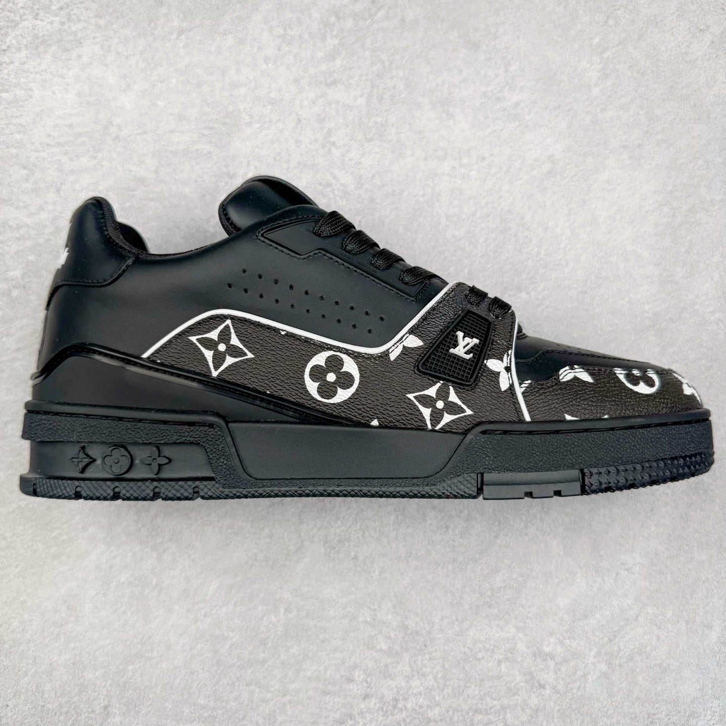 Louis Vuitton Trainer lv时装走秀运动鞋 完美鞋型超高的清洁度 零毛边线头瑕疵 全套原楦原纸版原鞋开模 全网最具灵魂的版型 正确原装黄色鞋盒 正确中底印花 鞋面印花3D高频深度立体 全鞋电脑针车 紧密相连 针距密度一致 环保乳胶注塑鞋垫 厚度脚感还原原版 皮面裁剪部位 统一油边封口工艺 原装橡胶大底含胶量大底组合零偏差 专柜全套包装 防尘袋 说明书 质保卡 男女鞋 尺码：35 36 37 38 39 40 41 42 43 44 45-选品中心