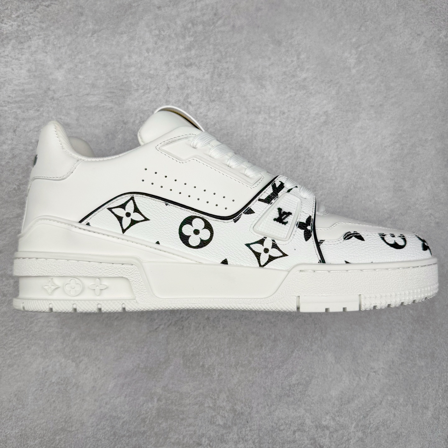 Louis Vuitton Trainer lv时装走秀运动鞋 完美鞋型超高的清洁度 零毛边线头瑕疵 全套原楦原纸版原鞋开模 全网最具灵魂的版型 正确原装黄色鞋盒 正确中底印花 鞋面印花3D高频深度立体 全鞋电脑针车 紧密相连 针距密度一致 环保乳胶注塑鞋垫 厚度脚感还原原版 皮面裁剪部位 统一油边封口工艺 原装橡胶大底含胶量大底组合零偏差 专柜全套包装 防尘袋 说明书 质保卡 男女鞋 尺码：35 36 37 38 39 40 41 42 43 44 45-选品中心