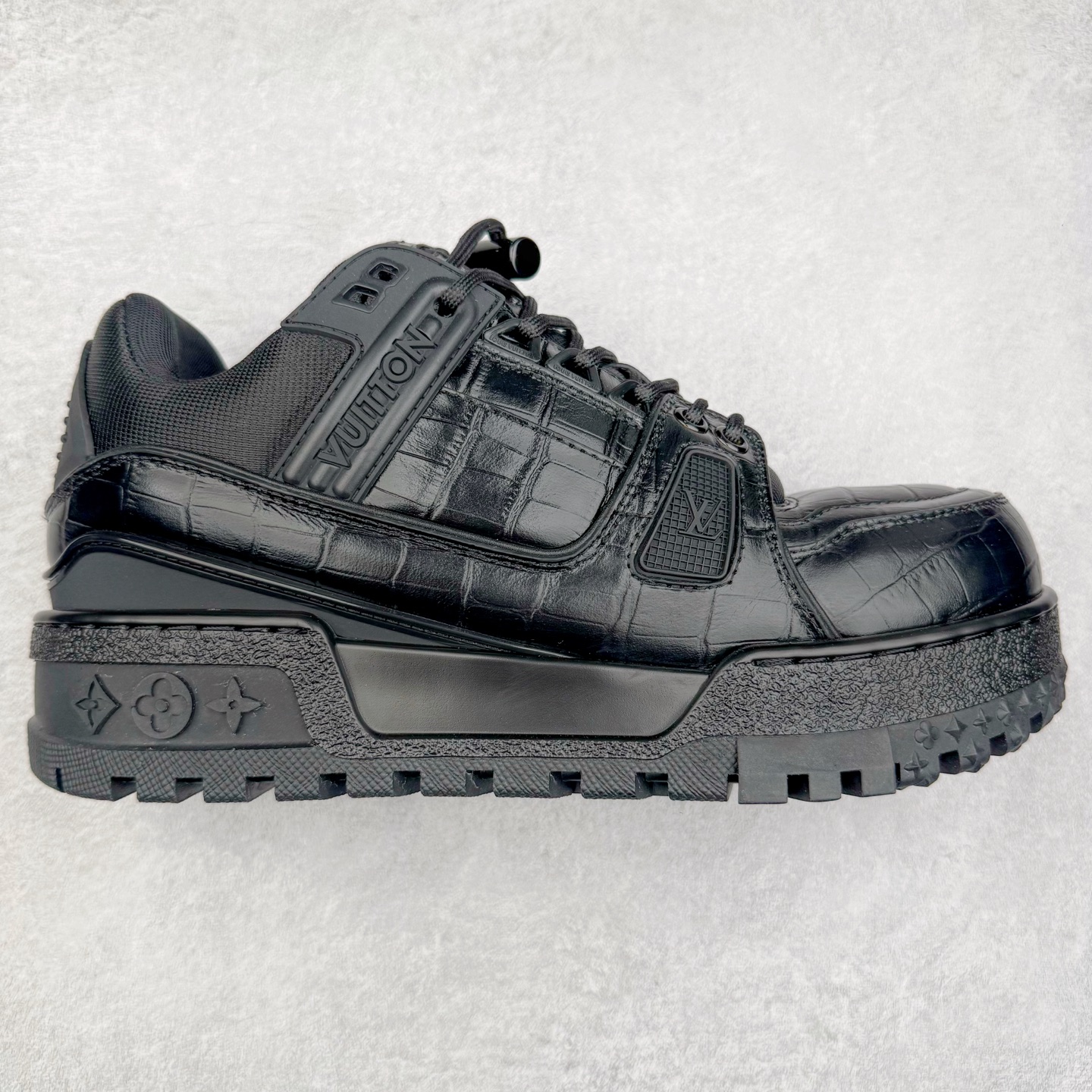 lv Trainer Maxi 小胖丁系列面包鞋 驴牌23S时尚走秀款 原版购入开发历时半年开发打造 原版完美楦型 多次调试 达到还原99% 鞋面独家订制细柔小牛皮 厚实织物鞋带 独家私模超轻TPU大底 原配扣子串珠 正确原装黄色鞋盒 正确中底印花 鞋面印花3D高频深度立体 全鞋电脑针车 紧密相连 针距密度一致 皮面裁剪部位 统一油边封口工艺 备受瞩目火热面包鞋再次拉满流量 各地网红上脚 立体饱满的彩色面包鞋身 超大版型重新诠释了 Virgil Abloh大热lv运动时装鞋 完美增高5CM Size 36 37 38 39 40 41 42 43 44 45-选品中心