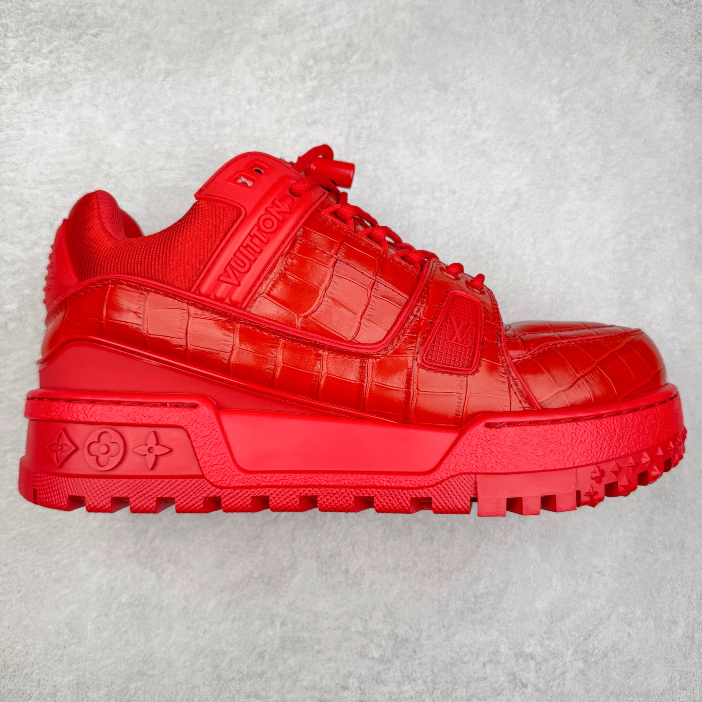 lv Trainer Maxi 小胖丁系列面包鞋 驴牌23S时尚走秀款 原版购入开发历时半年开发打造 原版完美楦型 多次调试 达到还原99% 鞋面独家订制细柔小牛皮 厚实织物鞋带 独家私模超轻TPU大底 原配扣子串珠 正确原装黄色鞋盒 正确中底印花 鞋面印花3D高频深度立体 全鞋电脑针车 紧密相连 针距密度一致 皮面裁剪部位 统一油边封口工艺 备受瞩目火热面包鞋再次拉满流量 各地网红上脚 立体饱满的彩色面包鞋身 超大版型重新诠释了 Virgil Abloh大热lv运动时装鞋 完美增高5CM Size 36 37 38 39 40 41 42 43 44 45-选品中心