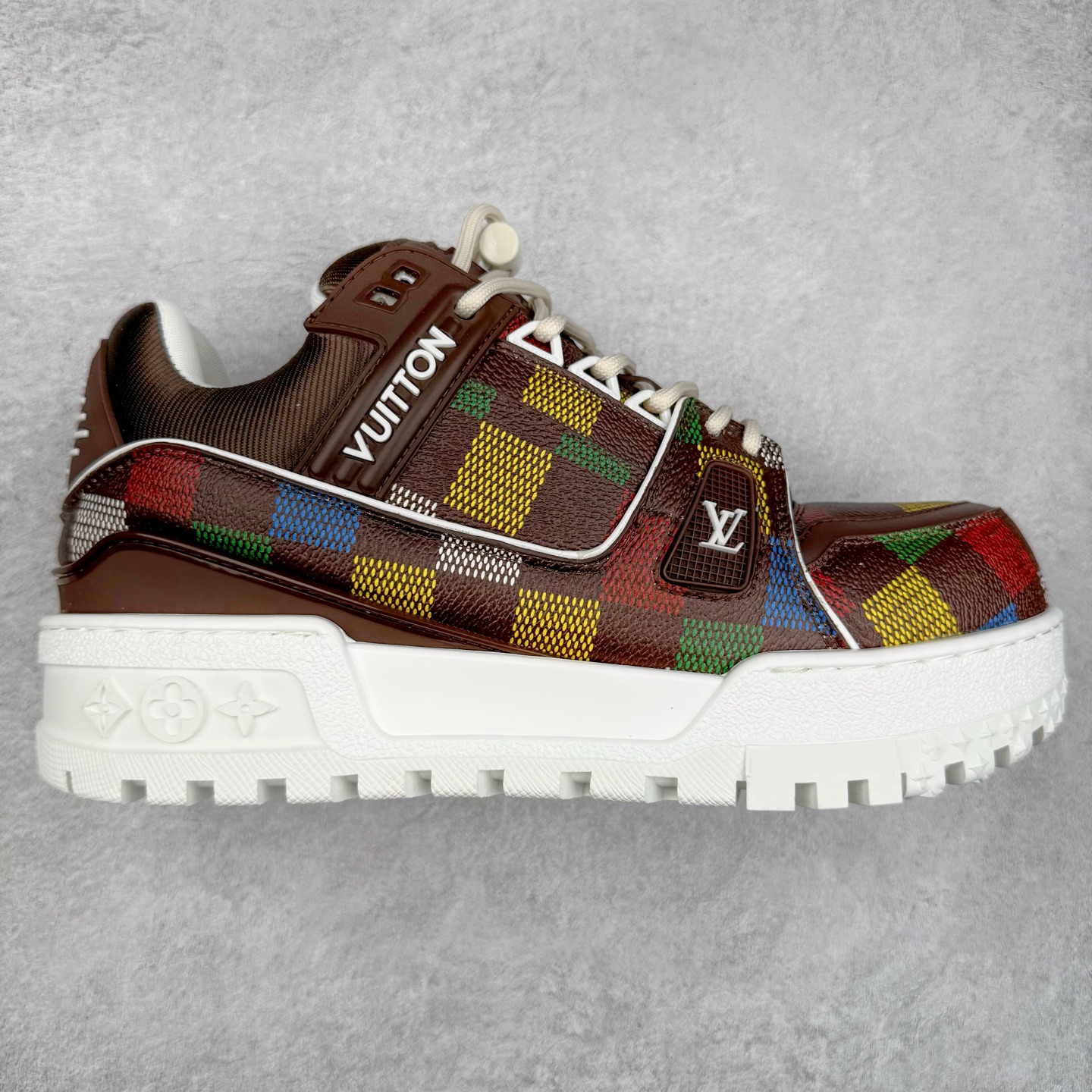 lv Trainer Maxi 小胖丁系列面包鞋 驴牌23S时尚走秀款 原版购入开发历时半年开发打造 原版完美楦型 多次调试 达到还原99% 鞋面独家订制细柔小牛皮 厚实织物鞋带 独家私模超轻TPU大底 原配扣子串珠 正确原装黄色鞋盒 正确中底印花 鞋面印花3D高频深度立体 全鞋电脑针车 紧密相连 针距密度一致 皮面裁剪部位 统一油边封口工艺 备受瞩目火热面包鞋再次拉满流量 各地网红上脚 立体饱满的彩色面包鞋身 超大版型重新诠释了 Virgil Abloh大热lv运动时装鞋 完美增高5CM Size 36 37 38 39 40 41 42 43 44 45-选品中心