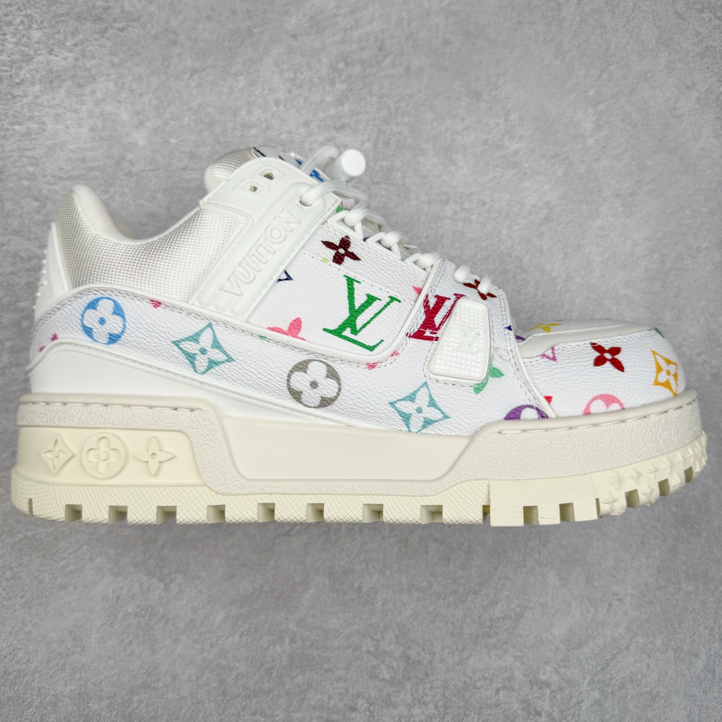 lv Trainer Maxi 小胖丁系列面包鞋 驴牌23S时尚走秀款 原版购入开发历时半年开发打造 原版完美楦型 多次调试 达到还原99% 鞋面独家订制细柔小牛皮 厚实织物鞋带 独家私模超轻TPU大底 原配扣子串珠 正确原装黄色鞋盒 正确中底印花 鞋面印花3D高频深度立体 全鞋电脑针车 紧密相连 针距密度一致 皮面裁剪部位 统一油边封口工艺 备受瞩目火热面包鞋再次拉满流量 各地网红上脚 立体饱满的彩色面包鞋身 超大版型重新诠释了 Virgil Abloh大热lv运动时装鞋 完美增高5CM Size 36 37 38 39 40 41 42 43 44 45-选品中心