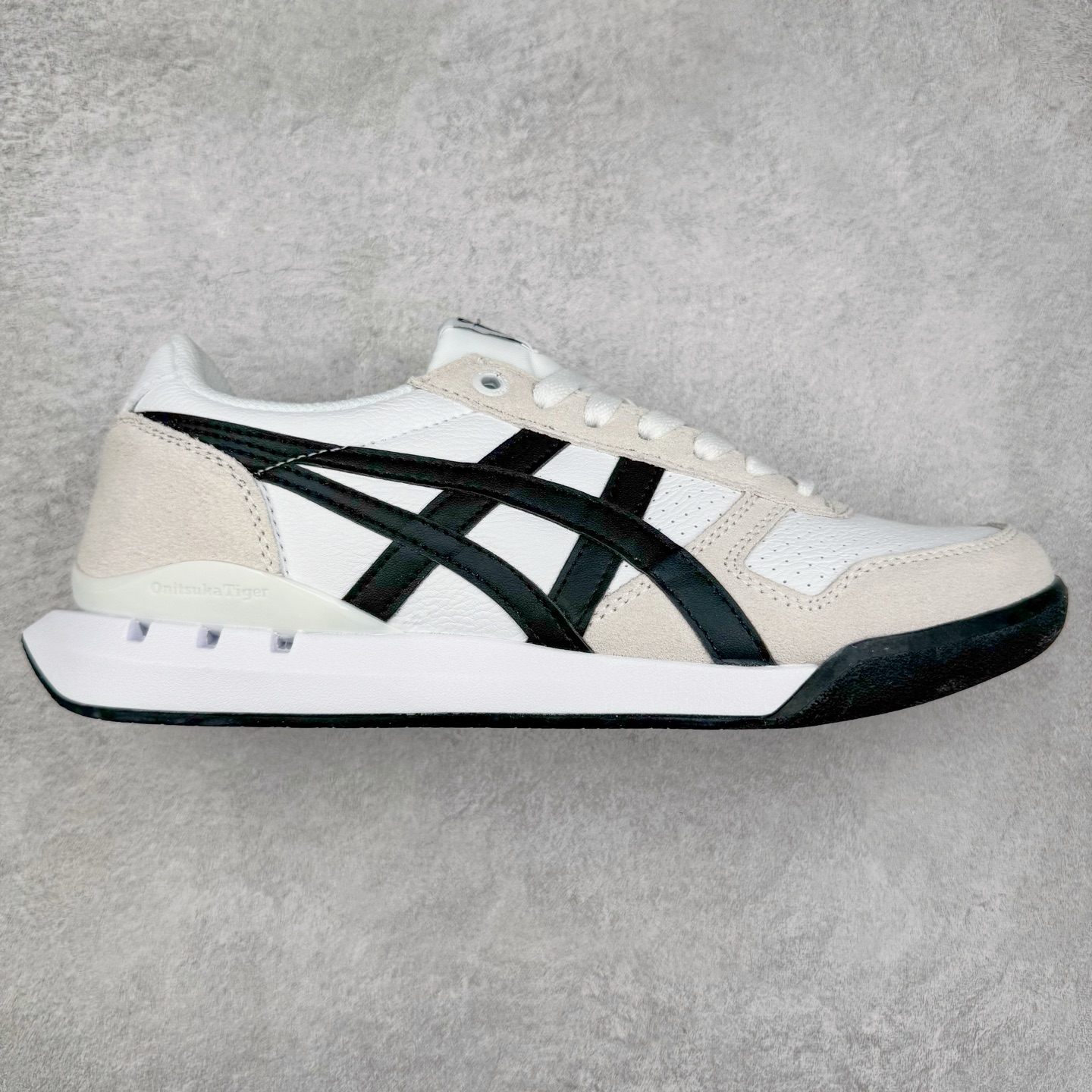Asics Onitsuka Tiger Ultimate 81 EX 亚瑟士终极系列低帮复古风百搭皮革休闲运动慢跑鞋 采用软质荔枝纹牛培皮鞋面材质 配置OrthoLite鞋垫 轻质Eva缓震组合耐磨橡胶外底 Onitsuka Tiger 鬼塚虎 ULTIMATE 81EX 1183B510 中性款运动鞋 鞋跟底部的缓震孔设计以及TPU后跟保护片强化稳定性 造就合乎新时代高性能运动鞋标准的现代鞋款 牛皮革鞋面 FLYTEFOAM Propel中底增强缓震性与回弹性 鞋跟处采用fuzeGEL缓震胶科技 强化缓震 OrthoLite鞋垫 进一步强化缓震Gel-Kayano超轻量专业运动慢跑鞋 货号：1183B510-103 尺码：36-45-选品中心