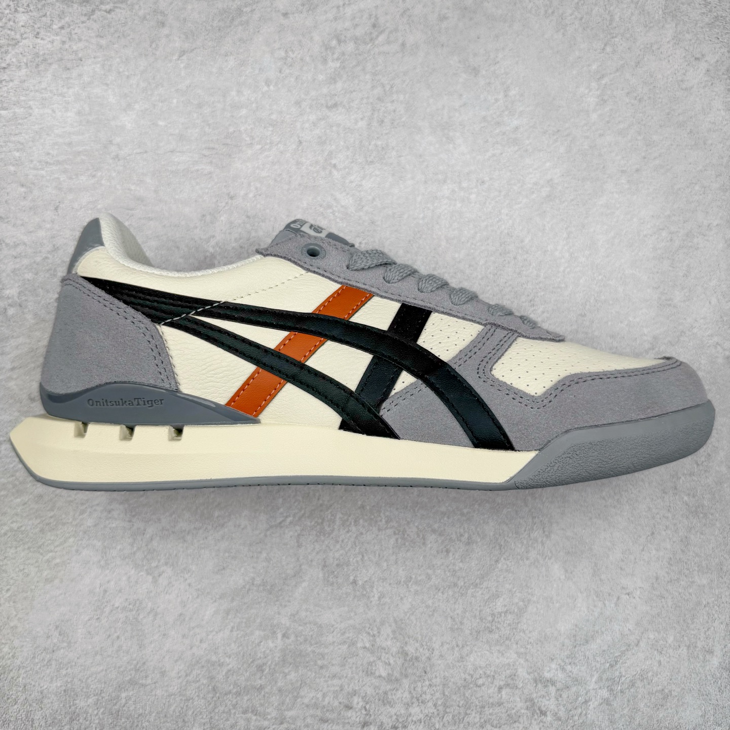 Asics Onitsuka Tiger Ultimate 81 EX 亚瑟士终极系列低帮复古风百搭皮革休闲运动慢跑鞋 采用软质荔枝纹牛培皮鞋面材质 配置OrthoLite鞋垫 轻质Eva缓震组合耐磨橡胶外底 Onitsuka Tiger 鬼塚虎 ULTIMATE 81EX 1183B510 中性款运动鞋 鞋跟底部的缓震孔设计以及TPU后跟保护片强化稳定性 造就合乎新时代高性能运动鞋标准的现代鞋款 牛皮革鞋面 FLYTEFOAM Propel中底增强缓震性与回弹性 鞋跟处采用fuzeGEL缓震胶科技 强化缓震 OrthoLite鞋垫 进一步强化缓震Gel-Kayano超轻量专业运动慢跑鞋 货号：1183B510-103 尺码：36-45-选品中心