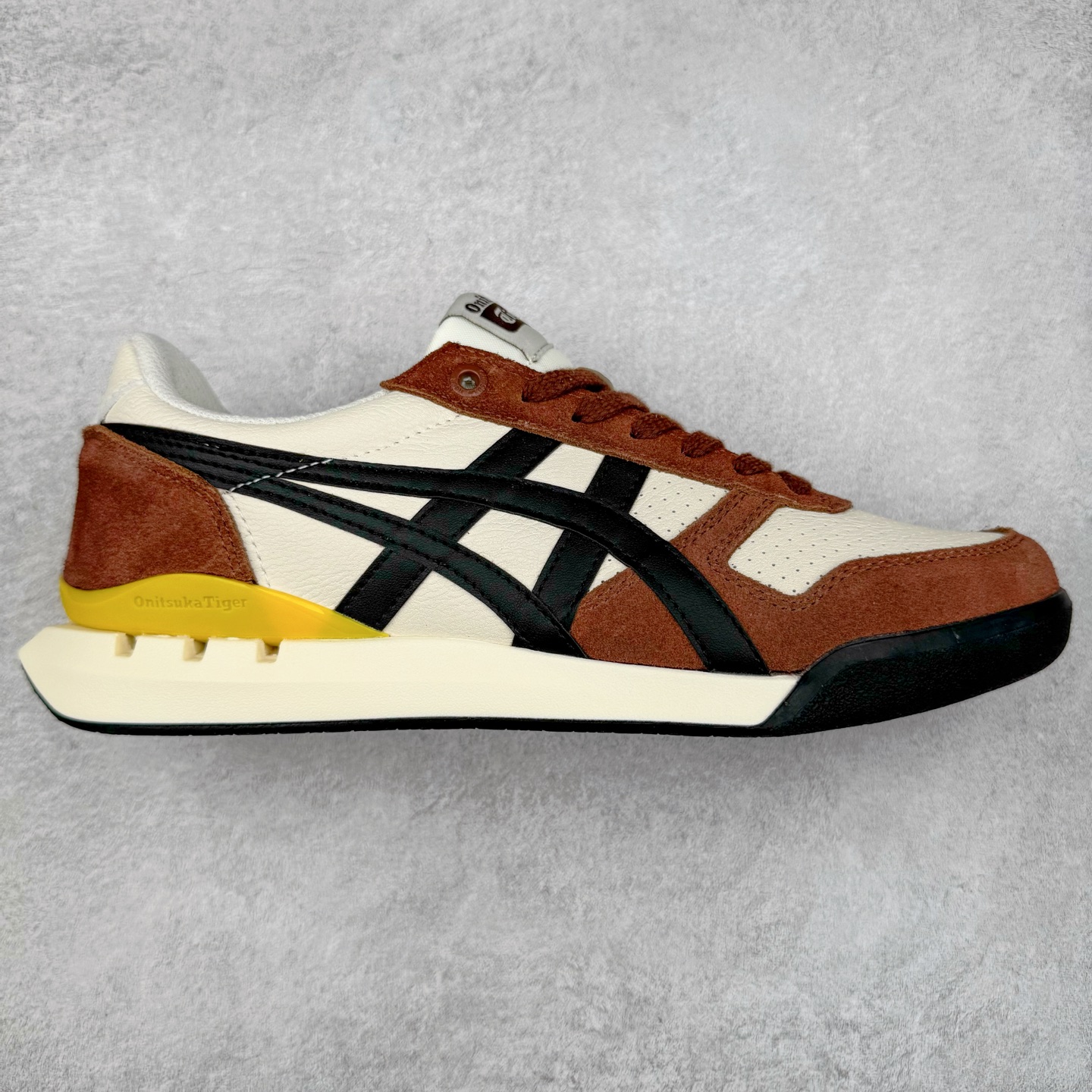 图片[8]-Asics Onitsuka Tiger Ultimate 81 EX 亚瑟士终极系列低帮复古风百搭皮革休闲运动慢跑鞋 采用软质荔枝纹牛培皮鞋面材质 配置OrthoLite鞋垫 轻质Eva缓震组合耐磨橡胶外底 Onitsuka Tiger 鬼塚虎 ULTIMATE 81EX 1183B510 中性款运动鞋 鞋跟底部的缓震孔设计以及TPU后跟保护片强化稳定性 造就合乎新时代高性能运动鞋标准的现代鞋款 牛皮革鞋面 FLYTEFOAM Propel中底增强缓震性与回弹性 鞋跟处采用fuzeGEL缓震胶科技 强化缓震 OrthoLite鞋垫 进一步强化缓震Gel-Kayano超轻量专业运动慢跑鞋 货号：1183B510-103 尺码：36-45-选品中心