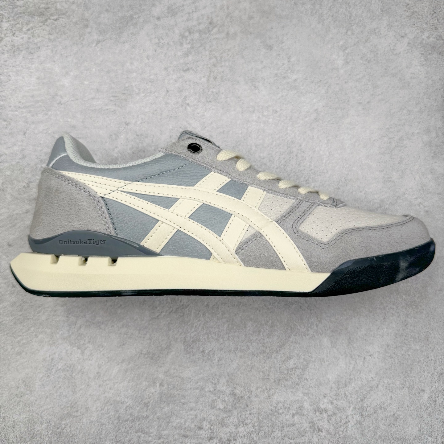 Asics Onitsuka Tiger Ultimate 81 EX 亚瑟士终极系列低帮复古风百搭皮革休闲运动慢跑鞋 采用软质荔枝纹牛培皮鞋面材质 配置OrthoLite鞋垫 轻质Eva缓震组合耐磨橡胶外底 Onitsuka Tiger 鬼塚虎 ULTIMATE 81EX 1183B510 中性款运动鞋 鞋跟底部的缓震孔设计以及TPU后跟保护片强化稳定性 造就合乎新时代高性能运动鞋标准的现代鞋款 牛皮革鞋面 FLYTEFOAM Propel中底增强缓震性与回弹性 鞋跟处采用fuzeGEL缓震胶科技 强化缓震 OrthoLite鞋垫 进一步强化缓震Gel-Kayano超轻量专业运动慢跑鞋 货号：1183B510-103 尺码：36-45-选品中心