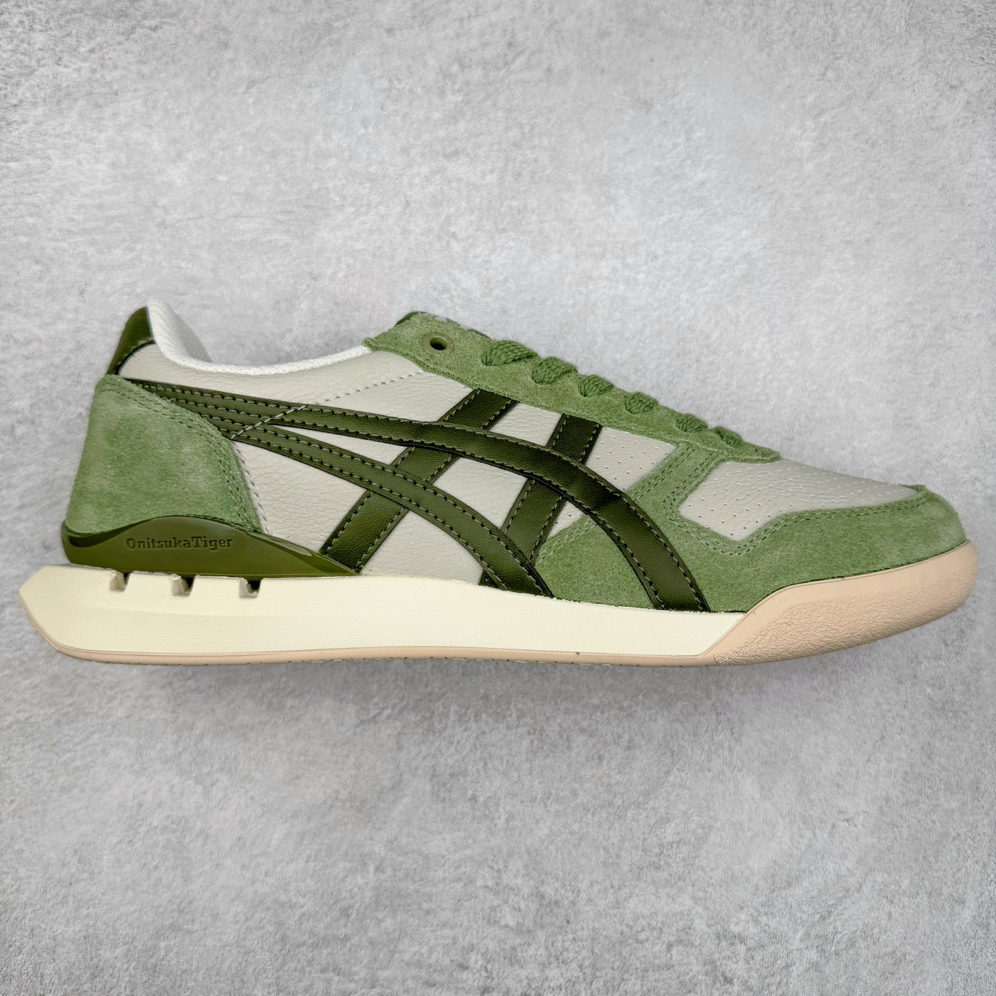 Asics Onitsuka Tiger Ultimate 81 EX 亚瑟士终极系列低帮复古风百搭皮革休闲运动慢跑鞋 采用软质荔枝纹牛培皮鞋面材质 配置OrthoLite鞋垫 轻质Eva缓震组合耐磨橡胶外底 Onitsuka Tiger 鬼塚虎 ULTIMATE 81EX 1183B510 中性款运动鞋 鞋跟底部的缓震孔设计以及TPU后跟保护片强化稳定性 造就合乎新时代高性能运动鞋标准的现代鞋款 牛皮革鞋面 FLYTEFOAM Propel中底增强缓震性与回弹性 鞋跟处采用fuzeGEL缓震胶科技 强化缓震 OrthoLite鞋垫 进一步强化缓震Gel-Kayano超轻量专业运动慢跑鞋 货号：1183B510-103 尺码：36-45-选品中心