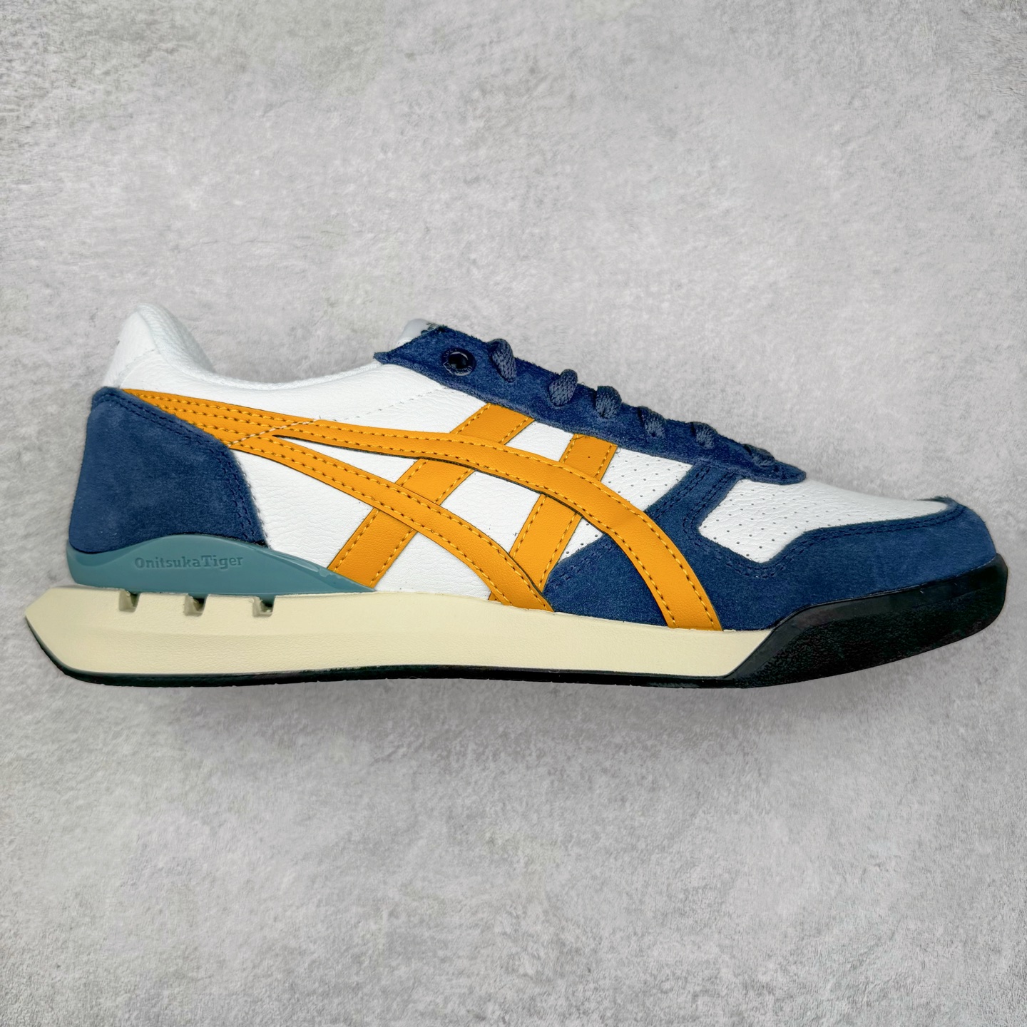 Asics Onitsuka Tiger Ultimate 81 EX 亚瑟士终极系列低帮复古风百搭皮革休闲运动慢跑鞋 采用软质荔枝纹牛培皮鞋面材质 配置OrthoLite鞋垫 轻质Eva缓震组合耐磨橡胶外底 Onitsuka Tiger 鬼塚虎 ULTIMATE 81EX 1183B510 中性款运动鞋 鞋跟底部的缓震孔设计以及TPU后跟保护片强化稳定性 造就合乎新时代高性能运动鞋标准的现代鞋款 牛皮革鞋面 FLYTEFOAM Propel中底增强缓震性与回弹性 鞋跟处采用fuzeGEL缓震胶科技 强化缓震 OrthoLite鞋垫 进一步强化缓震Gel-Kayano超轻量专业运动慢跑鞋 货号：1183B510-103 尺码：36-45-选品中心