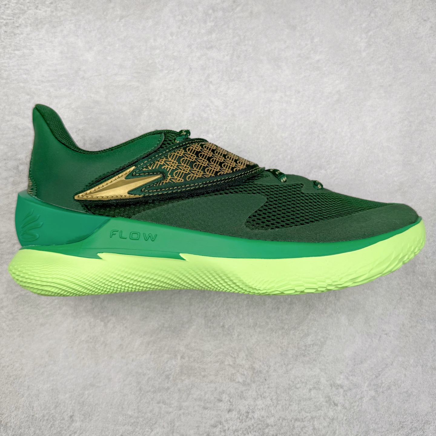 Under Armour Curry Fox 1 CURRY FOX 1 HFD PE UA安德玛 福克斯狐狸一代柔软舒适减震防滑低帮篮球鞋 鞋款延用了 Curry 系列标志性的 UA FLOW 科技，通过强劲的牵引力与优越的稳定性，助力球员灵活转向、迅速起步。流线型的低帮设计搭配绒面皮革前掌覆面，提升了速度感和优雅性。搭配独特的 “金色狐尾” 魔术贴绑带，生动地展现了福克斯的个人风格和非凡速度。锯齿形侧墙设计灵感来源于福克斯对动漫文化的热爱，强调了鞋款的速度主题，绒毛鞋舌细节和球员专属 Logo 则彰显了他的独特风格。尺码：40 40.5 41 42 42.5 43 44 44.5 45-选品中心