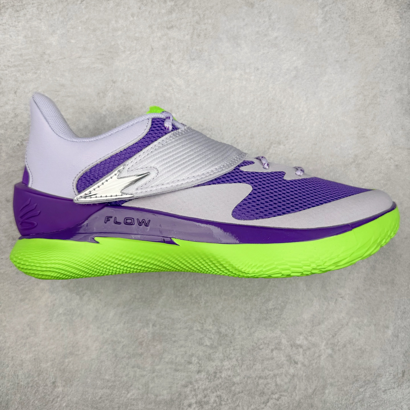 Under Armour Curry Fox 1 CURRY FOX 1 HFD PE UA安德玛 福克斯狐狸一代柔软舒适减震防滑低帮篮球鞋 鞋款延用了 Curry 系列标志性的 UA FLOW 科技，通过强劲的牵引力与优越的稳定性，助力球员灵活转向、迅速起步。流线型的低帮设计搭配绒面皮革前掌覆面，提升了速度感和优雅性。搭配独特的 “金色狐尾” 魔术贴绑带，生动地展现了福克斯的个人风格和非凡速度。锯齿形侧墙设计灵感来源于福克斯对动漫文化的热爱，强调了鞋款的速度主题，绒毛鞋舌细节和球员专属 Logo 则彰显了他的独特风格。尺码：40 40.5 41 42 42.5 43 44 44.5 45-选品中心