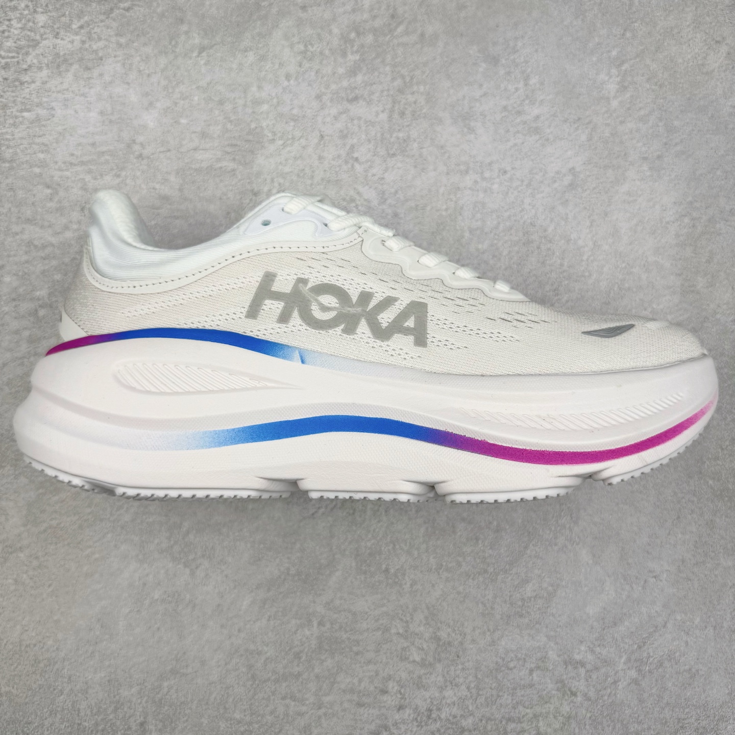 HOKA ONE ONE Bondi 9 WIDE 邦迪九代舒适防滑耐磨低帮休闲跑步鞋 HOKA ONE ONE是来自美国的跑步鞋知名品牌，创立于2009年，始终致力于为所有跑者提供更新、更好的跑步装备。相比常规跑鞋，HOKA ONE ONE特别研发使用性能独特的几何形跑鞋中底，此种鞋底更厚、更高、回弹性也更好，除了卓越的缓冲性能，它还能內各种阶段的跑者带来更具动感、更加稳定的跑步体验。HOKAONE ONE从设计之初就清楚意识到，要保证跑者步幅的均匀一致，双脚自然而然的运动至关重要。尺码：36 36.5 37.5 38 38.5 39 40 40.5 41 42 42.5 43 44 44.5 45-选品中心