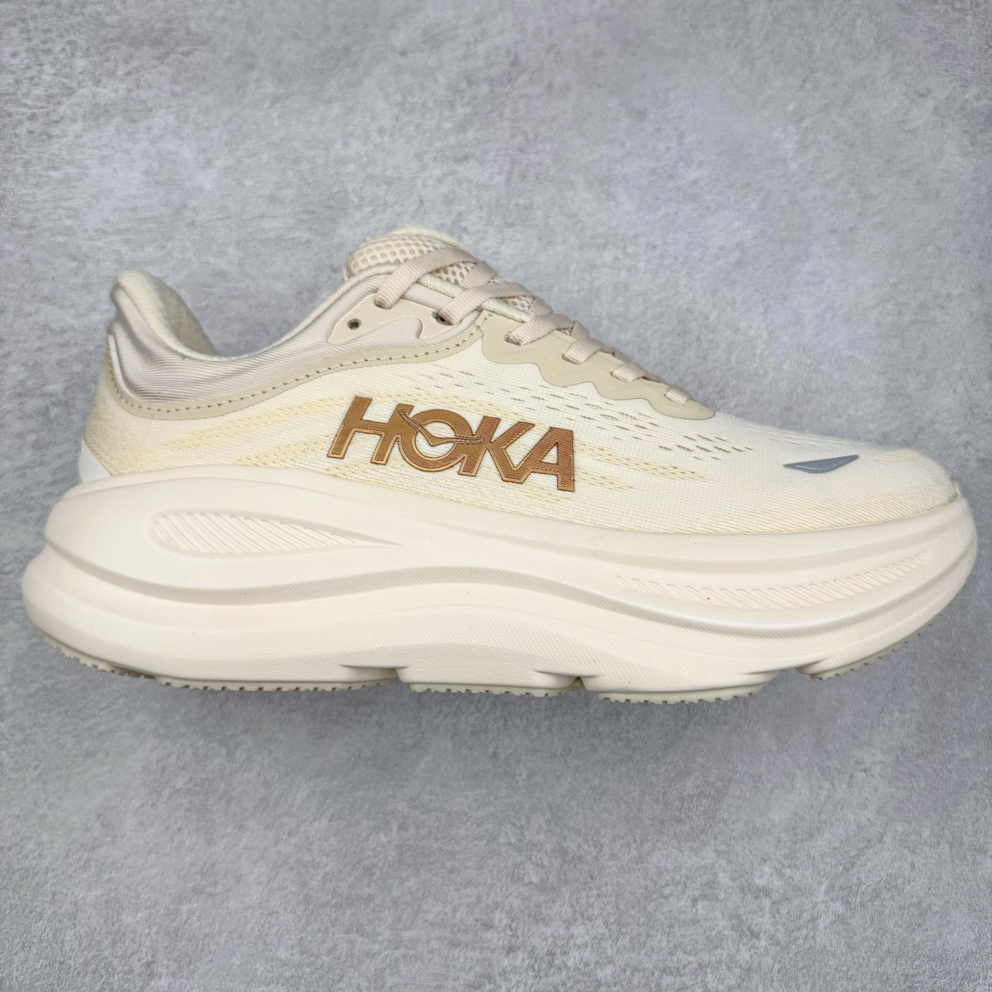 HOKA ONE ONE Bondi 9 WIDE 邦迪九代舒适防滑耐磨低帮休闲跑步鞋 HOKA ONE ONE是来自美国的跑步鞋知名品牌，创立于2009年，始终致力于为所有跑者提供更新、更好的跑步装备。相比常规跑鞋，HOKA ONE ONE特别研发使用性能独特的几何形跑鞋中底，此种鞋底更厚、更高、回弹性也更好，除了卓越的缓冲性能，它还能內各种阶段的跑者带来更具动感、更加稳定的跑步体验。HOKAONE ONE从设计之初就清楚意识到，要保证跑者步幅的均匀一致，双脚自然而然的运动至关重要。尺码：36 36.5 37.5 38 38.5 39 40 40.5 41 42 42.5 43 44 44.5 45-选品中心