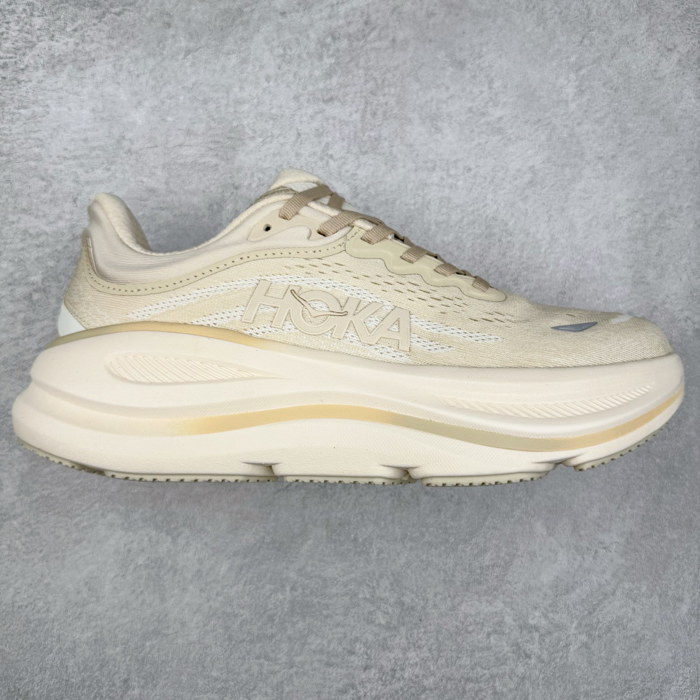 HOKA ONE ONE Bondi 9 WIDE 邦迪九代舒适防滑耐磨低帮休闲跑步鞋 HOKA ONE ONE是来自美国的跑步鞋知名品牌，创立于2009年，始终致力于为所有跑者提供更新、更好的跑步装备。相比常规跑鞋，HOKA ONE ONE特别研发使用性能独特的几何形跑鞋中底，此种鞋底更厚、更高、回弹性也更好，除了卓越的缓冲性能，它还能內各种阶段的跑者带来更具动感、更加稳定的跑步体验。HOKAONE ONE从设计之初就清楚意识到，要保证跑者步幅的均匀一致，双脚自然而然的运动至关重要。尺码：36 36.5 37.5 38 38.5 39 40 40.5 41 42 42.5 43 44 44.5 45-选品中心