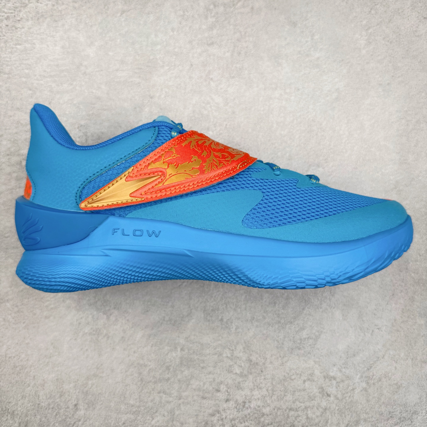 Under Armour Curry Fox 1 CURRY FOX 1 HFD PE UA安德玛 福克斯狐狸一代柔软舒适减震防滑低帮篮球鞋 鞋款延用了 Curry 系列标志性的 UA FLOW 科技，通过强劲的牵引力与优越的稳定性，助力球员灵活转向、迅速起步。流线型的低帮设计搭配绒面皮革前掌覆面，提升了速度感和优雅性。搭配独特的 “金色狐尾” 魔术贴绑带，生动地展现了福克斯的个人风格和非凡速度。锯齿形侧墙设计灵感来源于福克斯对动漫文化的热爱，强调了鞋款的速度主题，绒毛鞋舌细节和球员专属 Logo 则彰显了他的独特风格。尺码：40 40.5 41 42 42.5 43 44 44.5 45-选品中心