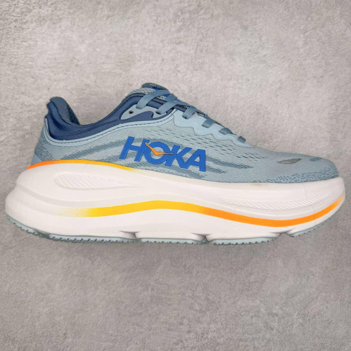 图片[5]-HOKA ONE ONE Bondi 9 WIDE 邦迪九代舒适防滑耐磨低帮休闲跑步鞋 HOKA ONE ONE是来自美国的跑步鞋知名品牌，创立于2009年，始终致力于为所有跑者提供更新、更好的跑步装备。相比常规跑鞋，HOKA ONE ONE特别研发使用性能独特的几何形跑鞋中底，此种鞋底更厚、更高、回弹性也更好，除了卓越的缓冲性能，它还能內各种阶段的跑者带来更具动感、更加稳定的跑步体验。HOKAONE ONE从设计之初就清楚意识到，要保证跑者步幅的均匀一致，双脚自然而然的运动至关重要。尺码：36 36.5 37.5 38 38.5 39 40 40.5 41 42 42.5 43 44 44.5 45-选品中心