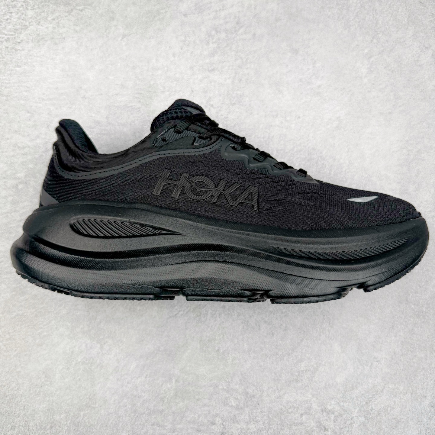 HOKA ONE ONE Bondi 9 WIDE 邦迪九代舒适防滑耐磨低帮休闲跑步鞋 HOKA ONE ONE是来自美国的跑步鞋知名品牌，创立于2009年，始终致力于为所有跑者提供更新、更好的跑步装备。相比常规跑鞋，HOKA ONE ONE特别研发使用性能独特的几何形跑鞋中底，此种鞋底更厚、更高、回弹性也更好，除了卓越的缓冲性能，它还能內各种阶段的跑者带来更具动感、更加稳定的跑步体验。HOKAONE ONE从设计之初就清楚意识到，要保证跑者步幅的均匀一致，双脚自然而然的运动至关重要。尺码：36 36.5 37.5 38 38.5 39 40 40.5 41 42 42.5 43 44 44.5 45-选品中心