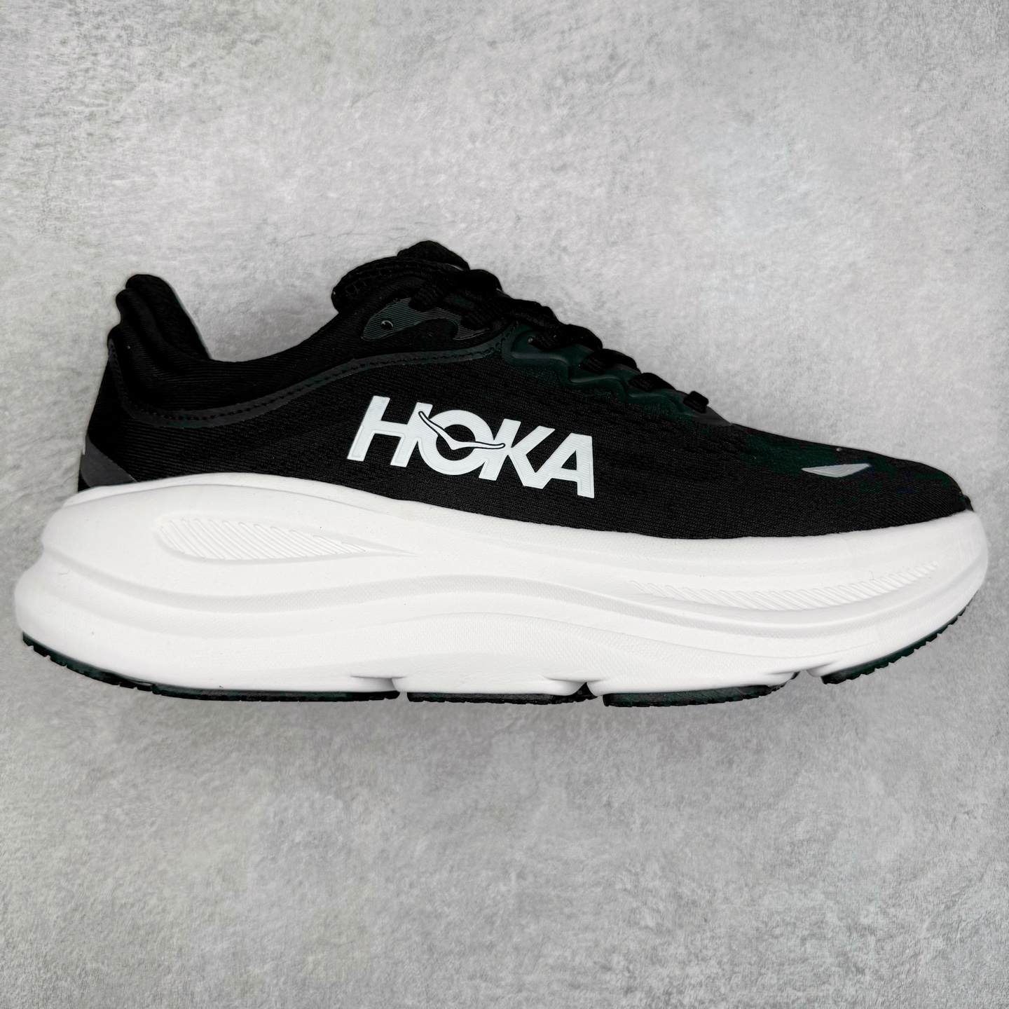 HOKA ONE ONE Bondi 9 WIDE 邦迪九代舒适防滑耐磨低帮休闲跑步鞋 HOKA ONE ONE是来自美国的跑步鞋知名品牌，创立于2009年，始终致力于为所有跑者提供更新、更好的跑步装备。相比常规跑鞋，HOKA ONE ONE特别研发使用性能独特的几何形跑鞋中底，此种鞋底更厚、更高、回弹性也更好，除了卓越的缓冲性能，它还能內各种阶段的跑者带来更具动感、更加稳定的跑步体验。HOKAONE ONE从设计之初就清楚意识到，要保证跑者步幅的均匀一致，双脚自然而然的运动至关重要。尺码：36 36.5 37.5 38 38.5 39 40 40.5 41 42 42.5 43 44 44.5 45-选品中心