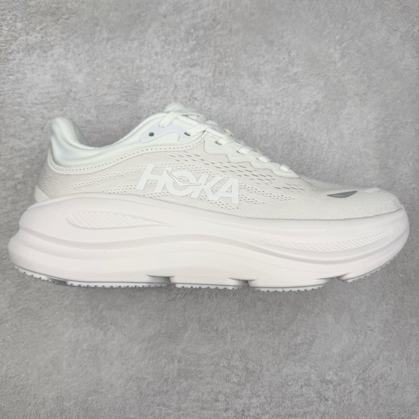 HOKA ONE ONE Bondi 9 WIDE 邦迪九代舒适防滑耐磨低帮休闲跑步鞋 HOKA ONE ONE是来自美国的跑步鞋知名品牌，创立于2009年，始终致力于为所有跑者提供更新、更好的跑步装备。相比常规跑鞋，HOKA ONE ONE特别研发使用性能独特的几何形跑鞋中底，此种鞋底更厚、更高、回弹性也更好，除了卓越的缓冲性能，它还能內各种阶段的跑者带来更具动感、更加稳定的跑步体验。HOKAONE ONE从设计之初就清楚意识到，要保证跑者步幅的均匀一致，双脚自然而然的运动至关重要。尺码：36 36.5 37.5 38 38.5 39 40 40.5 41 42 42.5 43 44 44.5 45-选品中心