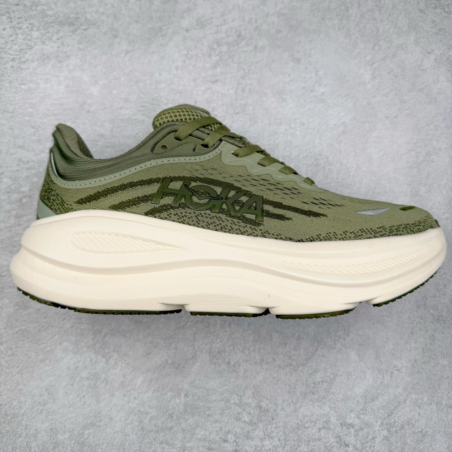 HOKA ONE ONE Bondi 9 WIDE 邦迪九代舒适防滑耐磨低帮休闲跑步鞋 HOKA ONE ONE是来自美国的跑步鞋知名品牌，创立于2009年，始终致力于为所有跑者提供更新、更好的跑步装备。相比常规跑鞋，HOKA ONE ONE特别研发使用性能独特的几何形跑鞋中底，此种鞋底更厚、更高、回弹性也更好，除了卓越的缓冲性能，它还能內各种阶段的跑者带来更具动感、更加稳定的跑步体验。HOKAONE ONE从设计之初就清楚意识到，要保证跑者步幅的均匀一致，双脚自然而然的运动至关重要。尺码：36 36.5 37.5 38 38.5 39 40 40.5 41 42 42.5 43 44 44.5 45-选品中心