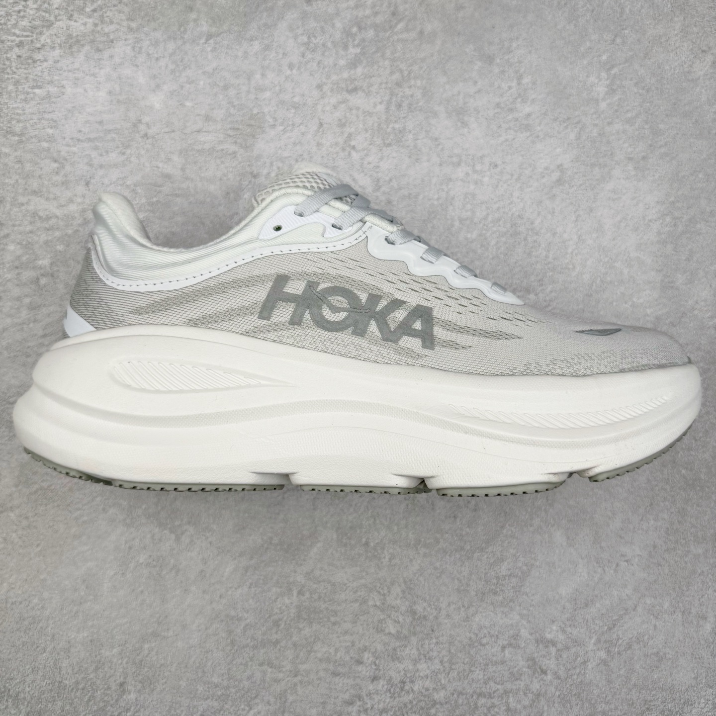 HOKA ONE ONE Bondi 9 WIDE 邦迪九代舒适防滑耐磨低帮休闲跑步鞋 HOKA ONE ONE是来自美国的跑步鞋知名品牌，创立于2009年，始终致力于为所有跑者提供更新、更好的跑步装备。相比常规跑鞋，HOKA ONE ONE特别研发使用性能独特的几何形跑鞋中底，此种鞋底更厚、更高、回弹性也更好，除了卓越的缓冲性能，它还能內各种阶段的跑者带来更具动感、更加稳定的跑步体验。HOKAONE ONE从设计之初就清楚意识到，要保证跑者步幅的均匀一致，双脚自然而然的运动至关重要。尺码：36 36.5 37.5 38 38.5 39 40 40.5 41 42 42.5 43 44 44.5 45-选品中心