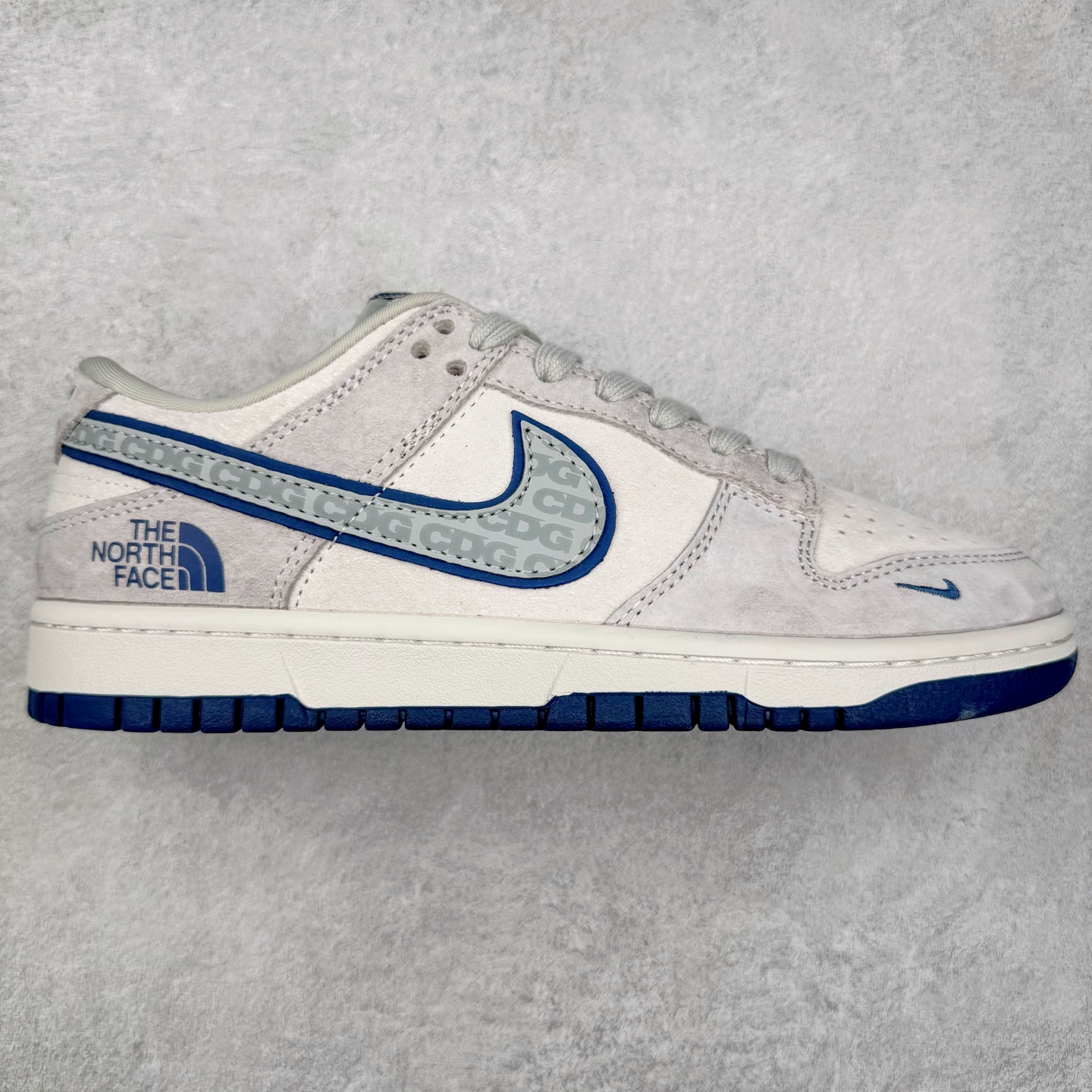 NK Dunk Low 定制配色 FC1688-179 大厂出品 极力推荐 原装头层材料 独家版型蒸餾加工帶來的是更好的视觉和脚感体验大厂纯原品质出货 清洁度 电绣工艺 皮料切割干净无任何毛边 细节完美 实拍调校N版已经零色差零失真 百分百还原实物色彩所见即所得 不存在货不对板色差等低级问题 选购参考实物拍摄 不混卖不参货 只用心做好货严格选品 承诺混一赔十 尺码：36 36.5 37.5 38 38.5 39 40 40.5 41 42 42.5 43 44 44.5 45-选品中心