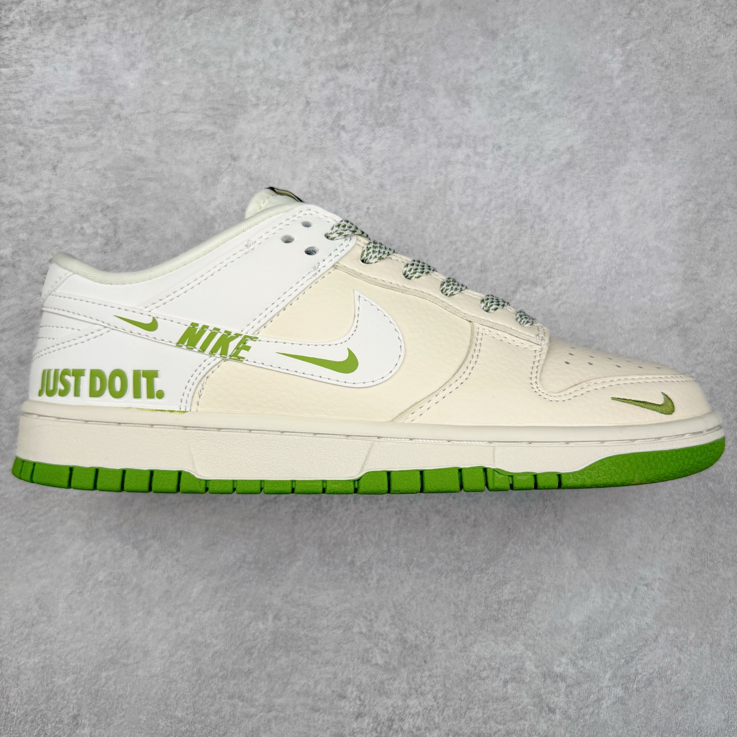 NK Dunk Low 定制配色 KK1333-042 大厂出品 极力推荐 原装头层材料 独家版型蒸餾加工帶來的是更好的视觉和脚感体验大厂纯原品质出货 清洁度 电绣工艺 皮料切割干净无任何毛边 细节完美 实拍调校N版已经零色差零失真 百分百还原实物色彩所见即所得 不存在货不对板色差等低级问题 选购参考实物拍摄 不混卖不参货 只用心做好货严格选品 承诺混一赔十 尺码：36 36.5 37.5 38 38.5 39 40 40.5 41 42 42.5 43 44 44.5 45-选品中心