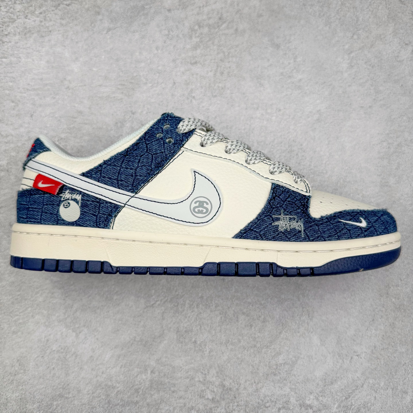 NK Dunk Low 定制配色 ZH2598-268 大厂出品 极力推荐 原装头层材料 独家版型蒸餾加工帶來的是更好的视觉和脚感体验大厂纯原品质出货 清洁度 电绣工艺 皮料切割干净无任何毛边 细节完美 实拍调校N版已经零色差零失真 百分百还原实物色彩所见即所得 不存在货不对板色差等低级问题 选购参考实物拍摄 不混卖不参货 只用心做好货严格选品 承诺混一赔十 尺码：36 36.5 37.5 38 38.5 39 40 40.5 41 42 42.5 43 44 44.5 45-选品中心