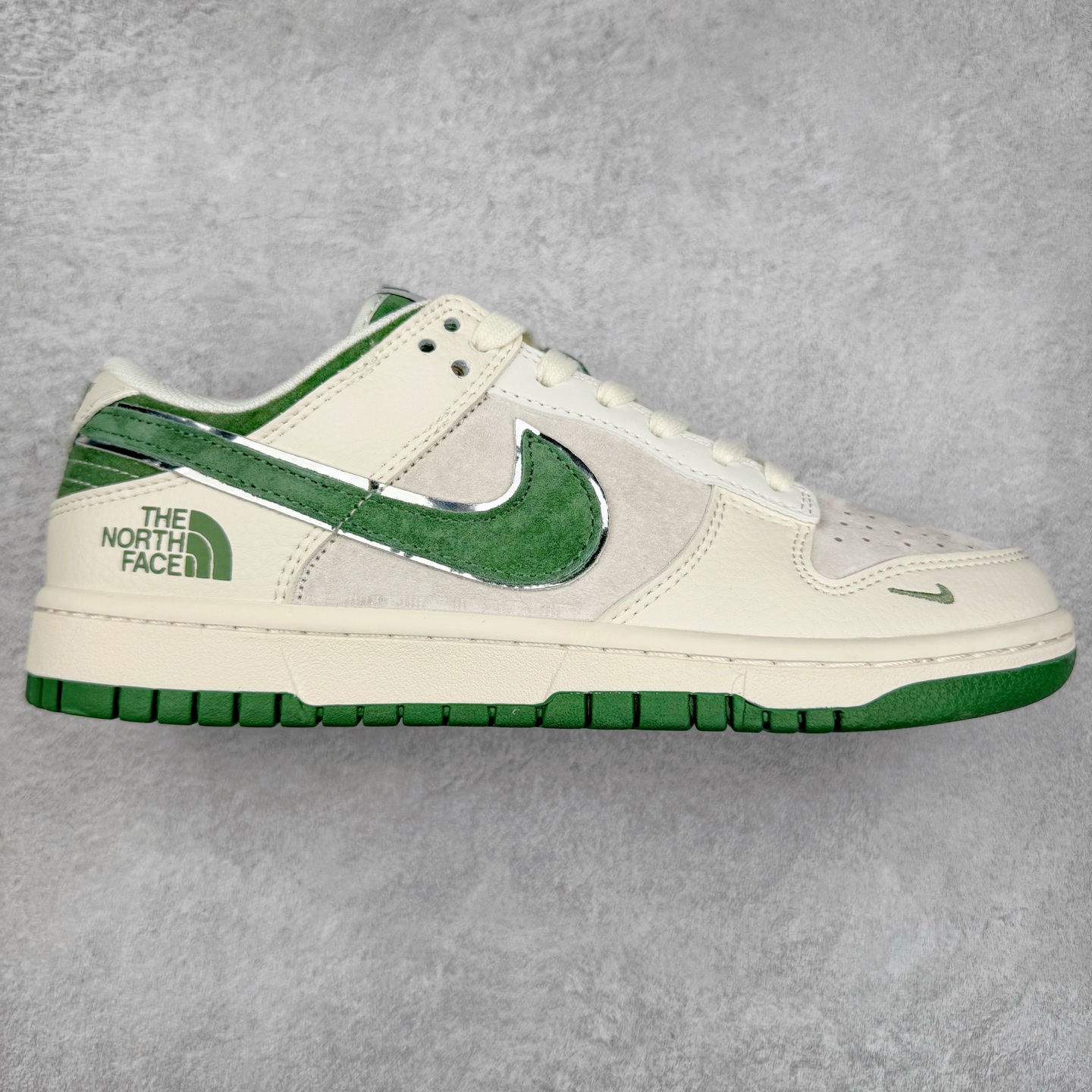 NK Dunk Low 定制配色 DQ1098-511 大厂出品 极力推荐 原装头层材料 独家版型蒸餾加工帶來的是更好的视觉和脚感体验大厂纯原品质出货 清洁度 电绣工艺 皮料切割干净无任何毛边 细节完美 实拍调校N版已经零色差零失真 百分百还原实物色彩所见即所得 不存在货不对板色差等低级问题 选购参考实物拍摄 不混卖不参货 只用心做好货严格选品 承诺混一赔十 尺码：36 36.5 37.5 38 38.5 39 40 40.5 41 42 42.5 43 44 44.5 45-选品中心