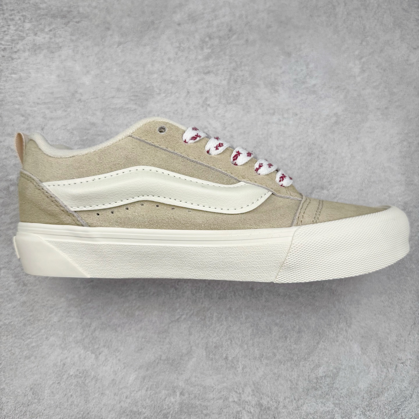 Vans Knu Skool 米粉色 官方新款 复古休闲胖胖面包鞋 鞋侧立体大Logo 原版猪八皮面料 质感十足 搭配印花鞋带 亮眼吸睛 货号：VN000D6ZBR1 尺码：35 36 36.5 37 38 38.5 39 40 40.5 41 42 42.5 43 44 工艺：硫化1：1（重量1：1、真标、原钢印、材质标、鞋型标、合格证）-选品中心