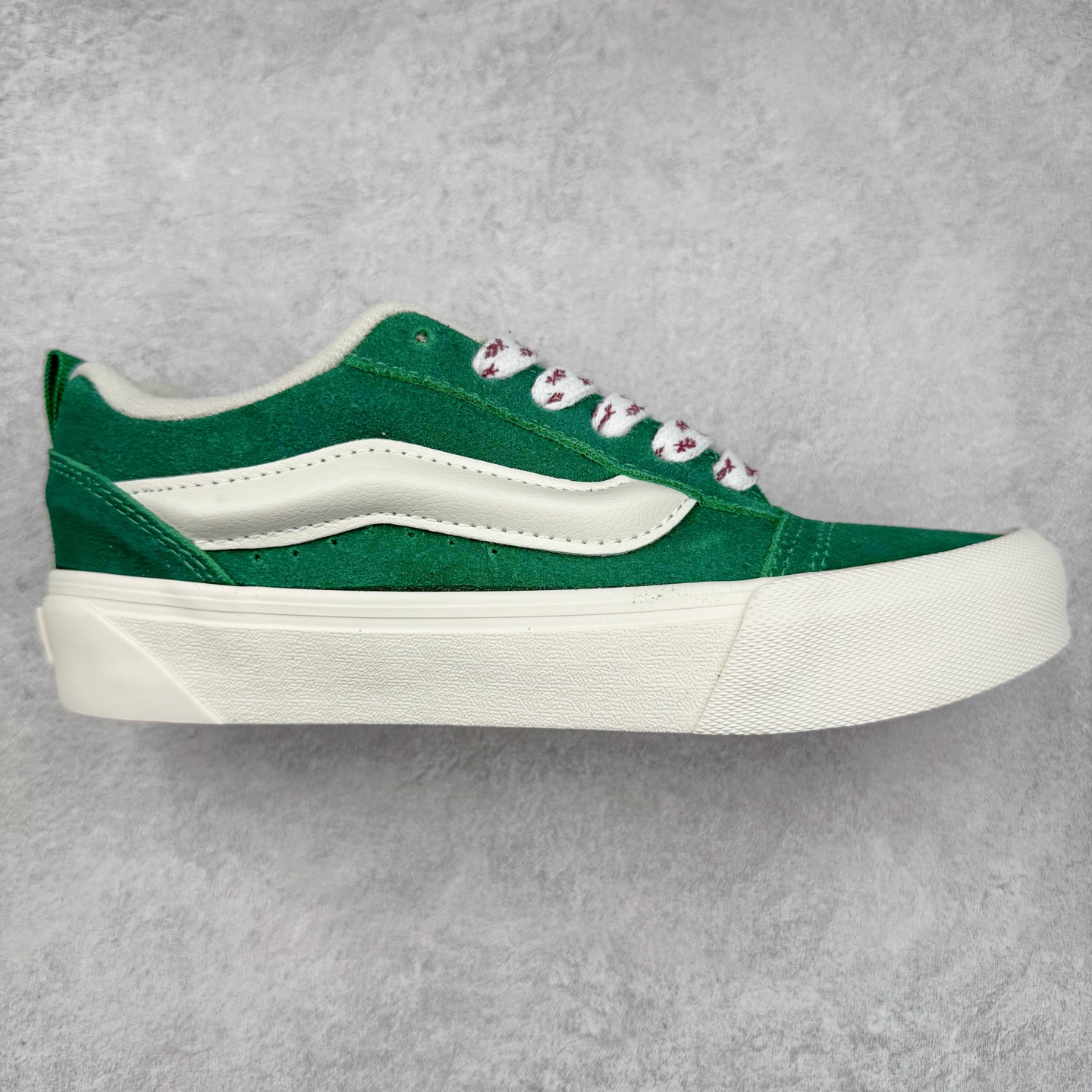 Vans Knu Skool 白绿色 官方新款 复古休闲胖胖面包鞋 鞋侧立体大Logo 原版猪八皮面料 质感十足 搭配印花鞋带 亮眼吸睛 货号：VN000D6ZBR1 尺码：35 36 36.5 37 38 38.5 39 40 40.5 41 42 42.5 43 44 工艺：硫化1：1（重量1：1、真标、原钢印、材质标、鞋型标、合格证）-选品中心