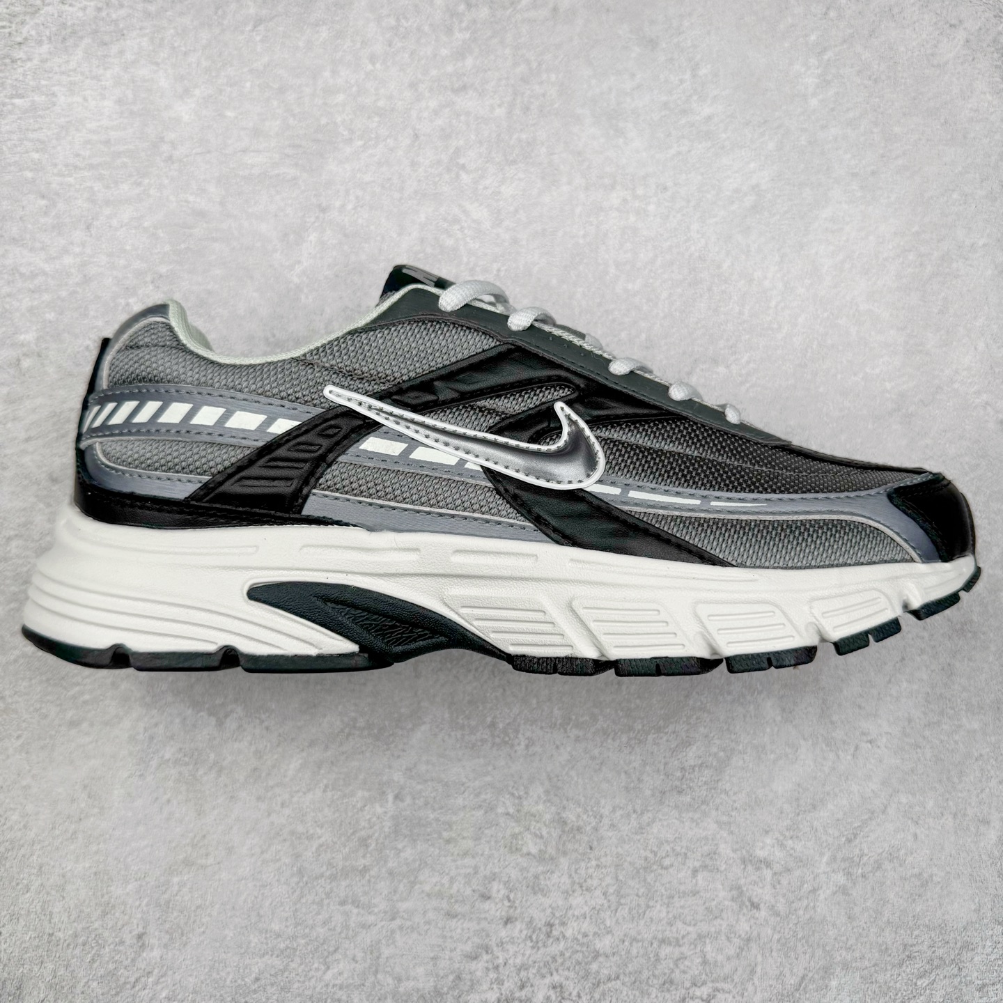 NK Initiator 创始者系列复古老爹鞋运动舒适复古网布合成革减震防滑耐磨低帮休闲跑步鞋 IB3083-001 Ins爆火全新韩系古着风 回味经典 采用透气网眼鞋面和支撑覆盖层 自然运动设计的Phlyon中底用于缓冲 BRS 1000碳橡胶外底具有轻质柔韧性 牵引力和耐用性 尺码:36 36.5 37.5 38 38.5 39 40 40.5 41 42 42.5 43 44 45-选品中心