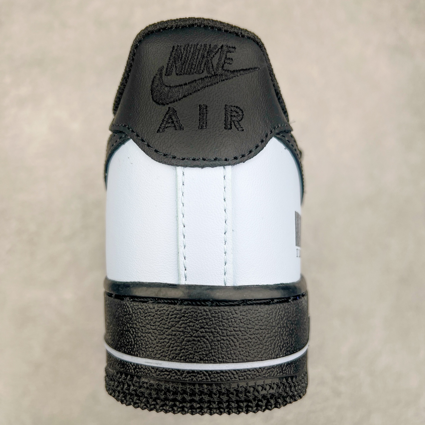 图片[8]-NK Air Force 1´07 Low 空军一号低帮百搭休闲运动板鞋 ZH0316-067 柔软、弹性十足的缓震性能和出色的中底设计 横跨复古与现代的外型结合 造就出风靡全球 三十多年的Force 1 直到今天还深受青睐 实拍调校N版已经零色差零失真 百分百还原实物色彩所见即所得 不存在货不对板色差等低级问题 选购参考实物拍摄 不混卖不参货 只用心做好货严格选品 承诺混一赔十 尺码：36 36.5 37.5 38 38.5 39 40 40.5 41 42 42.5 43 44 44.5 45-选品中心